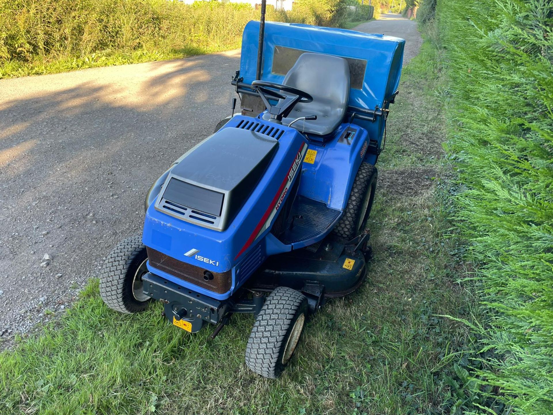 ISEKI SG153 DIESEL RIDE ON MOWER WITH REAR COLLECTOR, SHOWING A LOW AND GENUINE 991 HOURS *PLUS VAT* - Image 4 of 14
