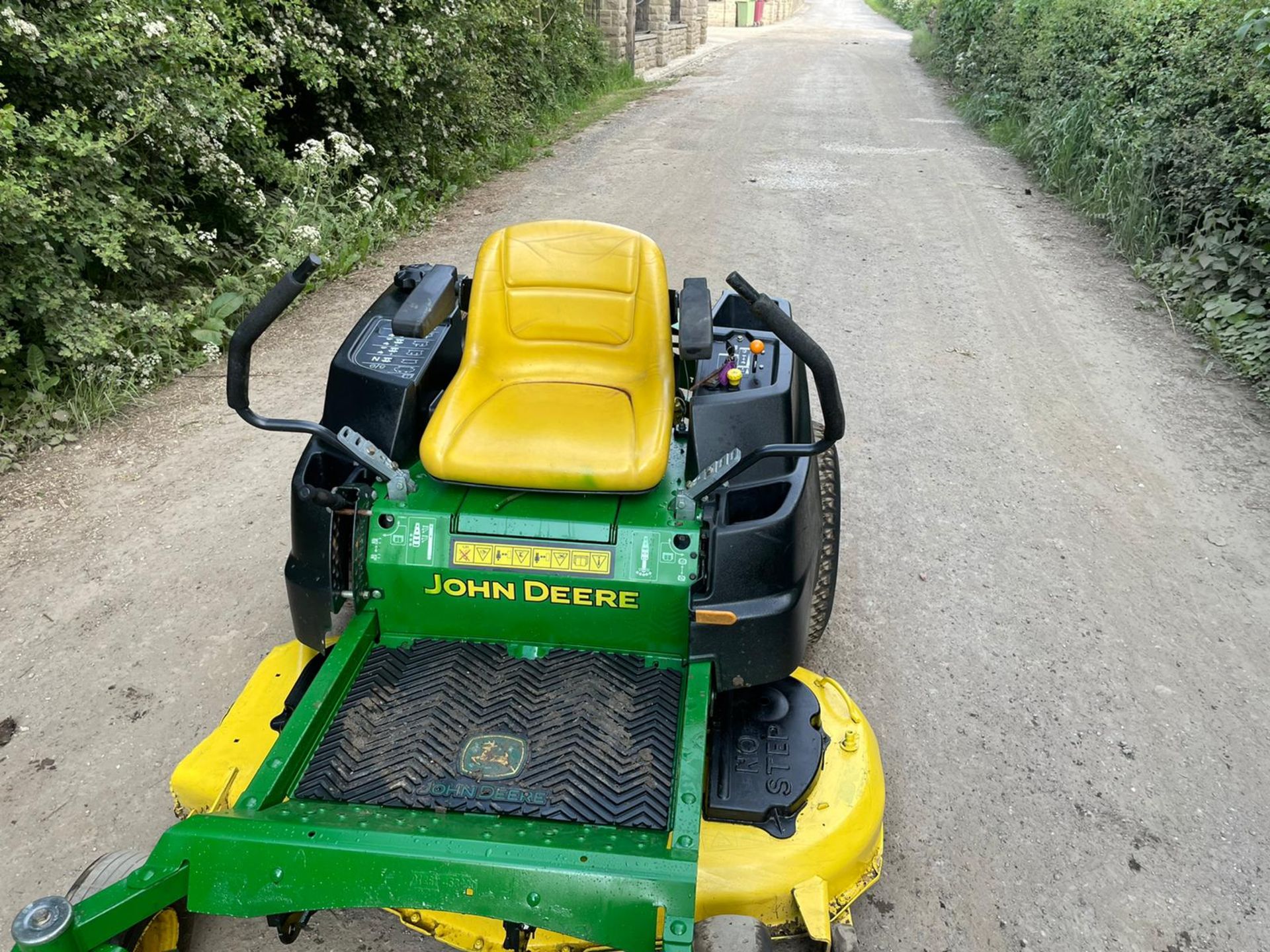 2014 JOHN DEERE Z425 ZERO TURN MOWER, RUNS DRIVES AND CUTS, 22HP JOHN DEERE PETROL ENGINE *PLUS VAT* - Image 3 of 8