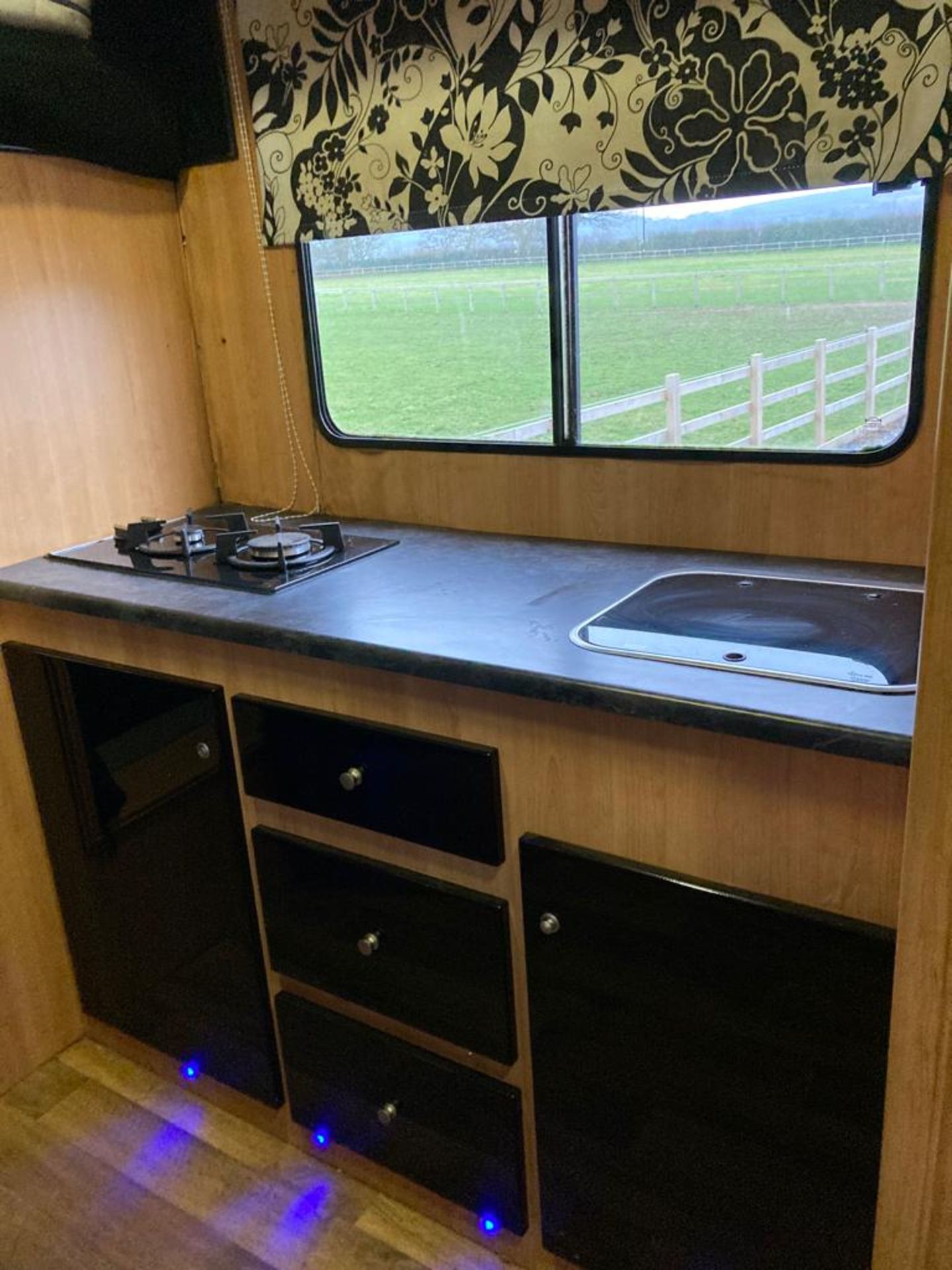 HORSE BOX / ACCOMODATION, SPACE FOR 3 PONIES OR 2 HORSES (MAX HEIGHT 17 HANDS) 304,473 KILOMETERS - Image 21 of 28