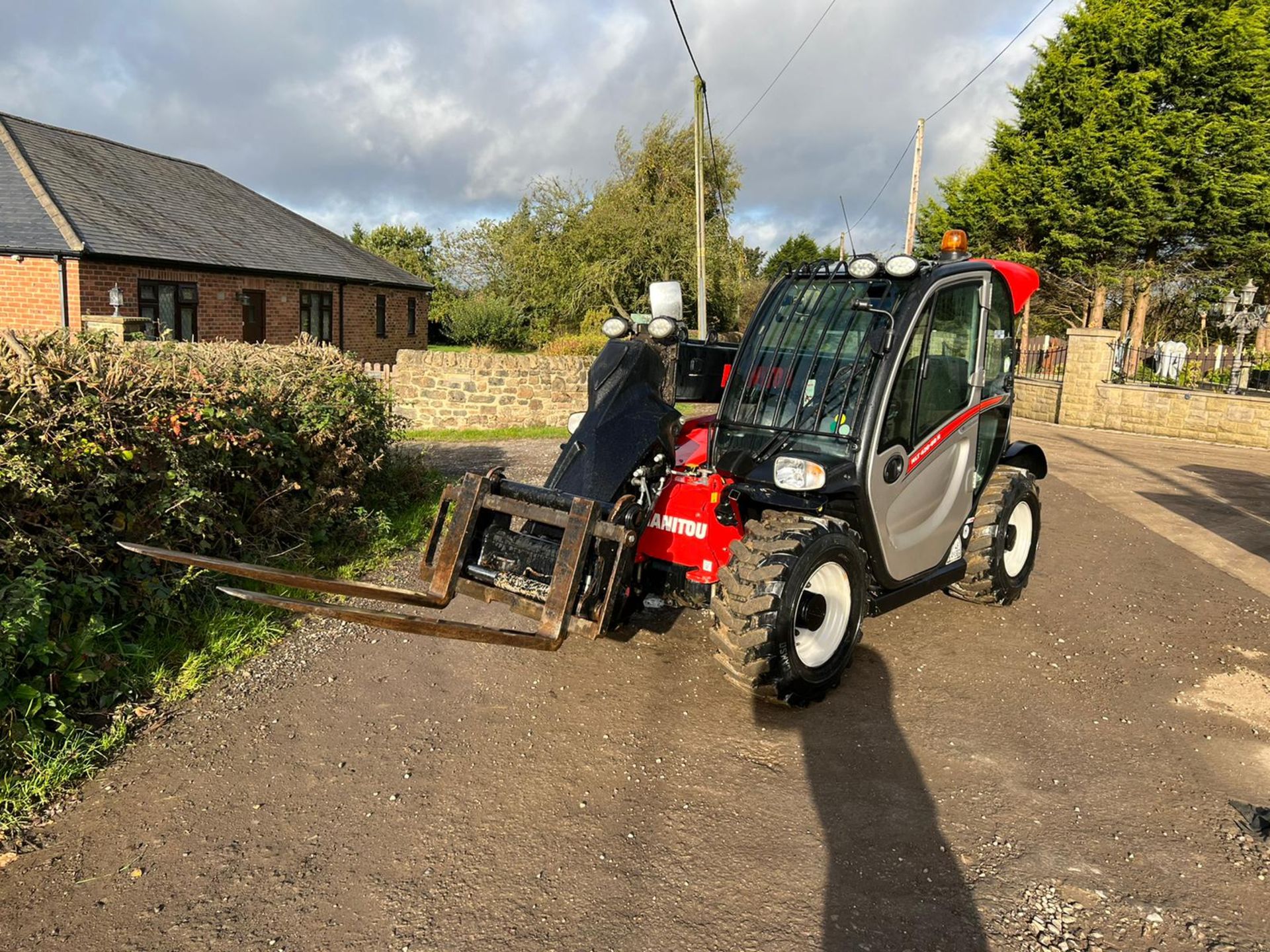 2020/70 MANITOU MLT420-60H TELESCOPIC DIESEL TELEHANDLER, RUNS DRIVES AND LIFTS *PLUS VAT* - Image 2 of 23