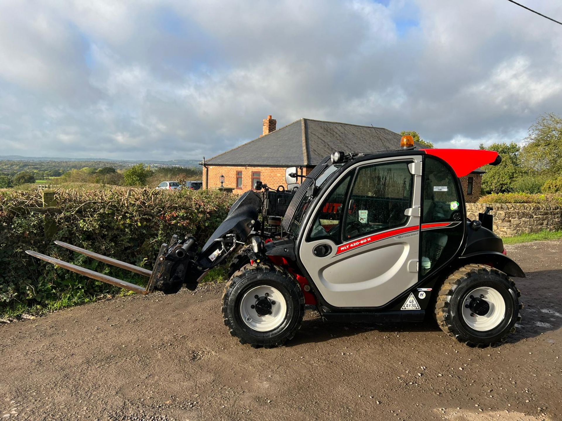 2020/70 MANITOU MLT420-60H TELESCOPIC DIESEL TELEHANDLER, RUNS DRIVES AND LIFTS *PLUS VAT* - Image 4 of 23