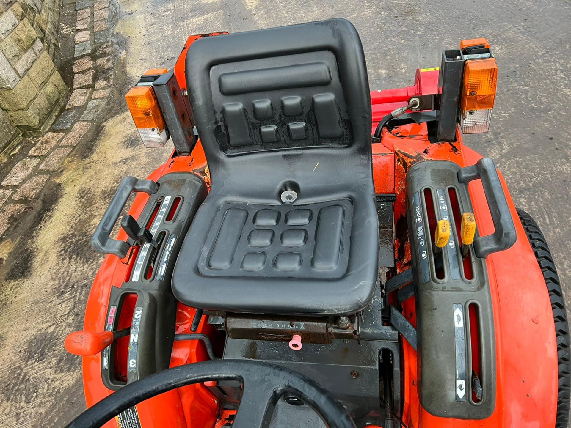 KUBOTA B1700 17hp 4WD COMPACT TRACTOR WITH 2019 EF105 FLAIL MOWER *PLUS VAT* - Image 12 of 15