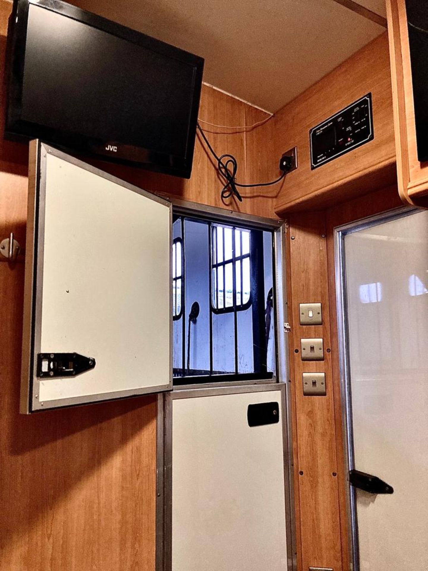 HORSE BOX / ACCOMODATION, SPACE FOR 3 PONIES OR 2 HORSES (MAX HEIGHT 17 HANDS) 304,473 KILOMETERS - Image 13 of 28