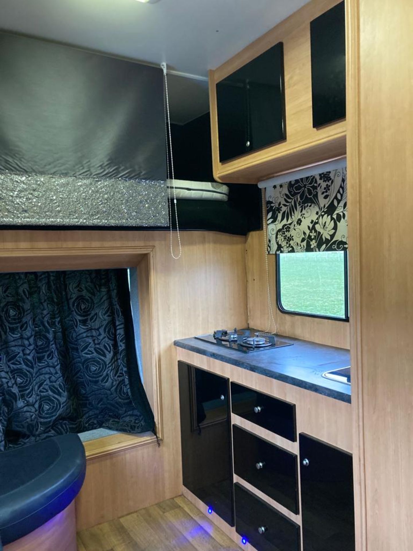 HORSE BOX / ACCOMODATION, SPACE FOR 3 PONIES OR 2 HORSES (MAX HEIGHT 17 HANDS) 304,473 KILOMETERS - Image 25 of 28