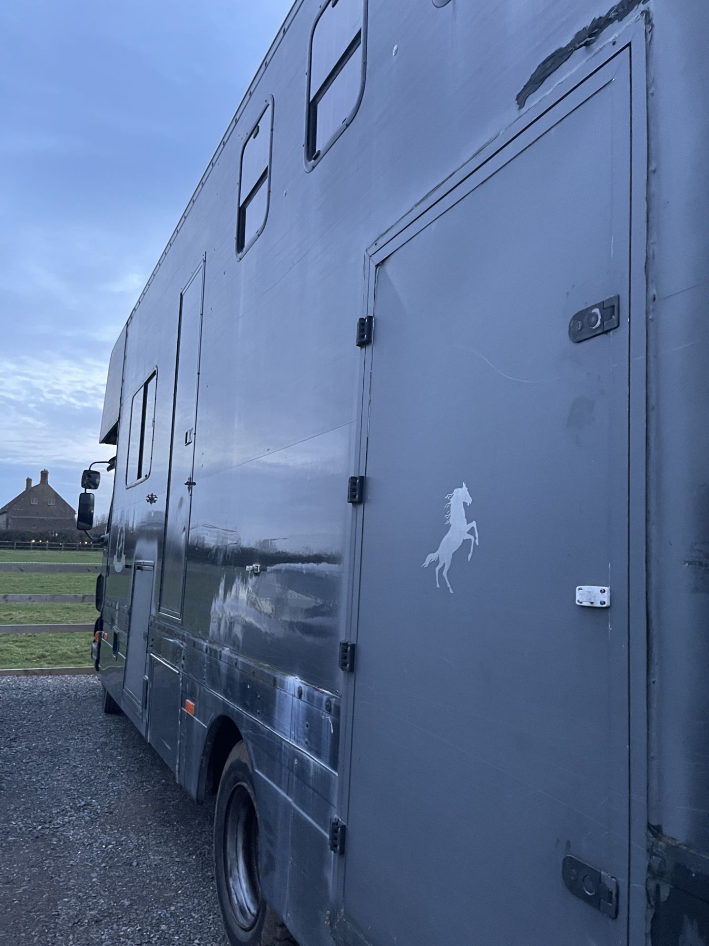 HORSE BOX / ACCOMODATION, SPACE FOR 3 PONIES OR 2 HORSES (MAX HEIGHT 17 HANDS) 304,473 KILOMETERS - Image 3 of 28