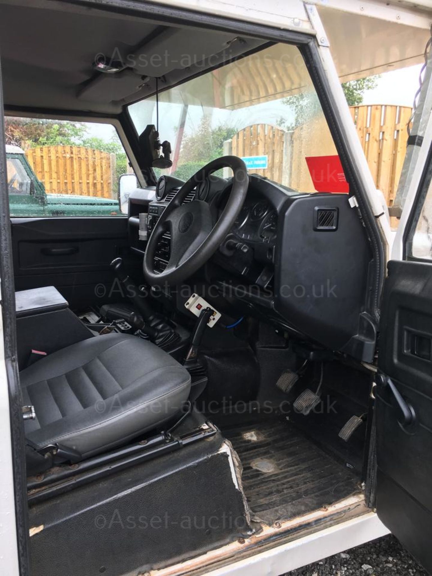 2008 LAND ROVER DEFENDER 110 HARD TOP, 2402cc DIESEL ENGINE *NO VAT* - Image 12 of 17