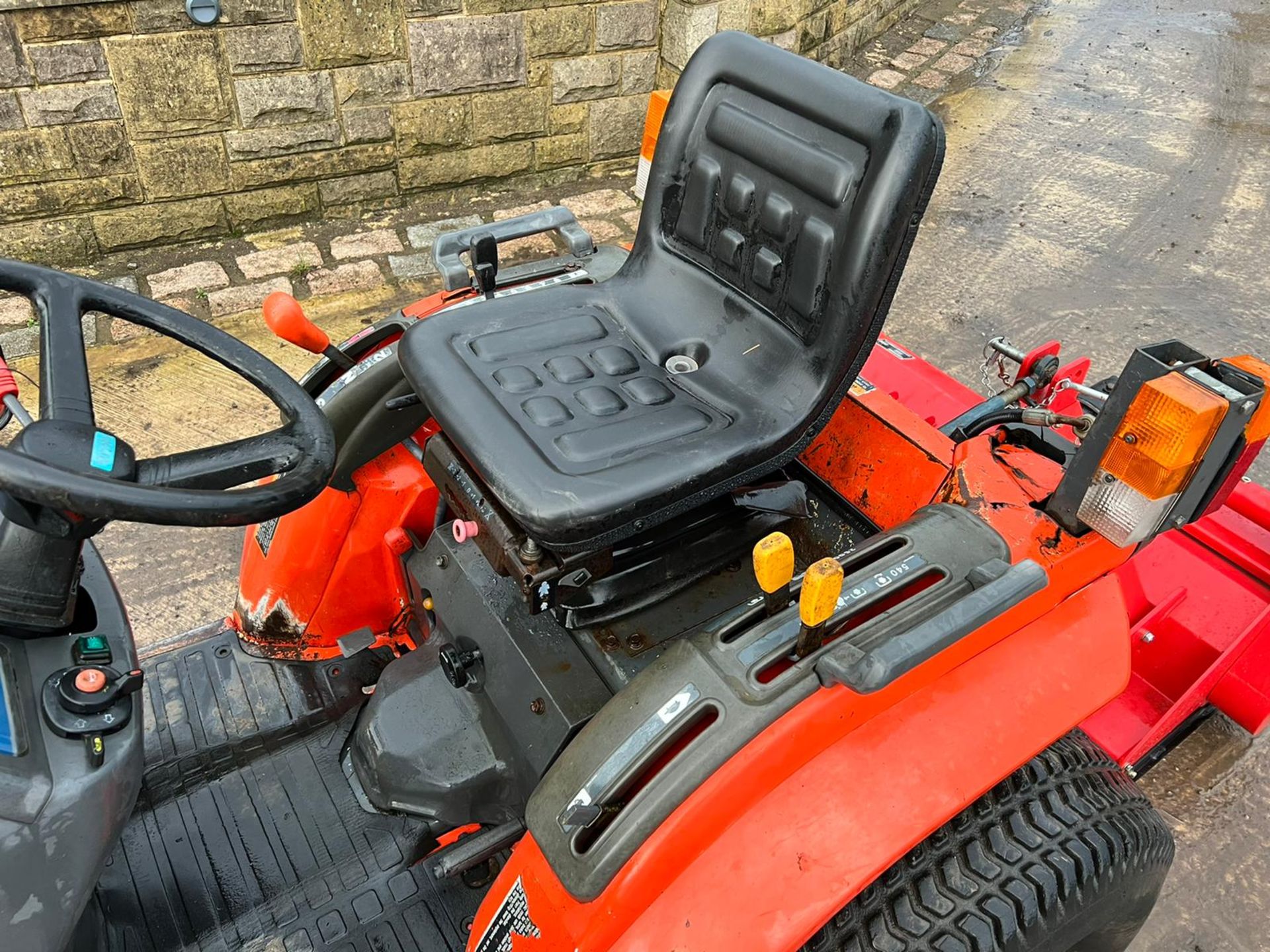 KUBOTA B1700 17hp 4WD COMPACT TRACTOR WITH 2019 EF105 FLAIL MOWER *PLUS VAT* - Image 13 of 15