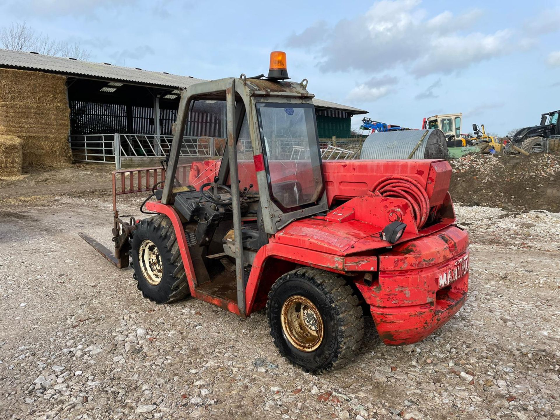 MANITOU MLT420 BUGGISCOPIC TELEHANDLER, RUNS DRIVES AND LIFTS, PIPED FOR FRONT ATTACHMENT *PLUS VAT* - Image 4 of 8