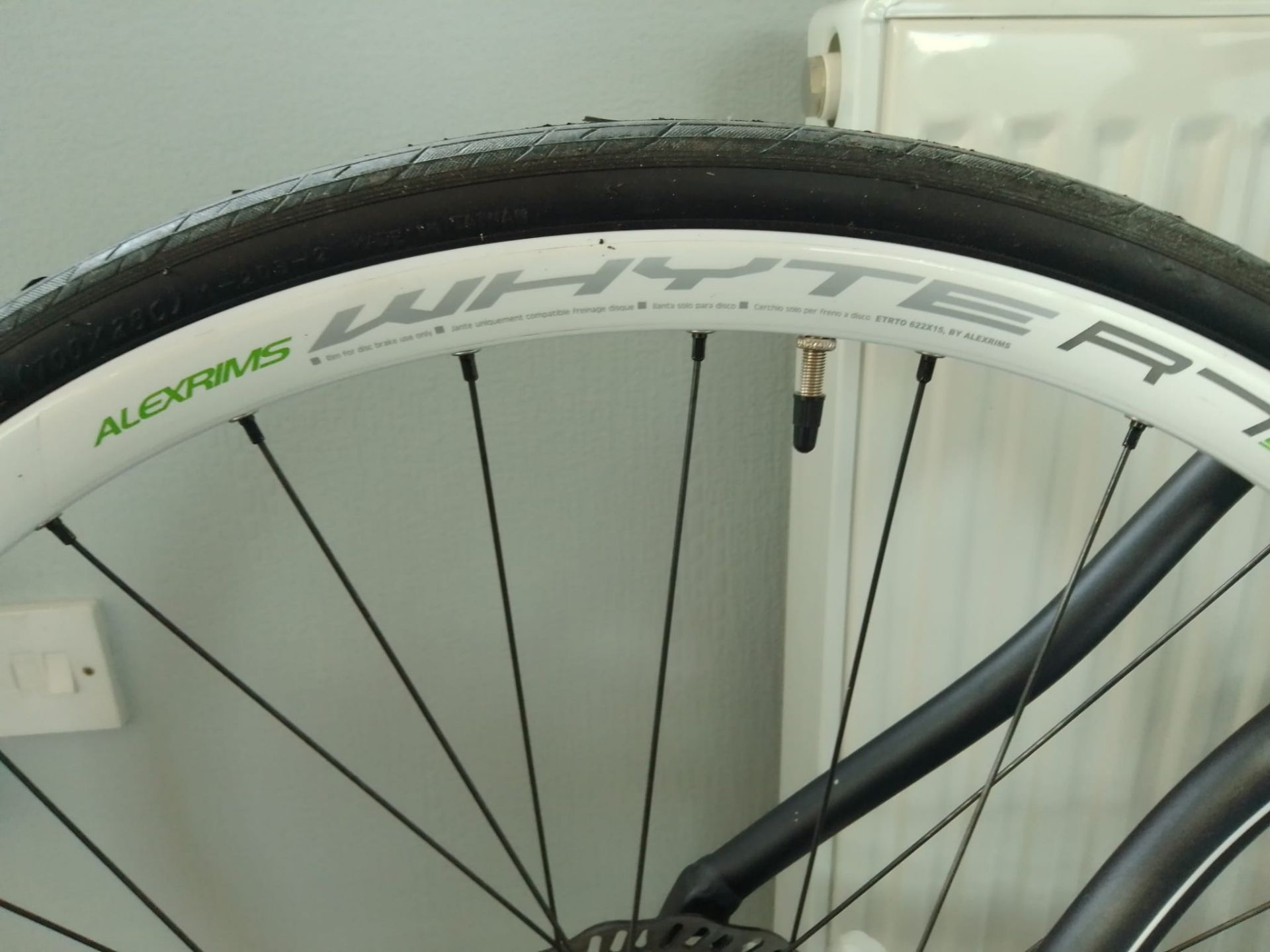 WHYTES COMMUTER SERIES BIKE, WITH R7 WHITE RIMS BRAND NEW, ULTRA LIGHTWEIGHT *NO VAT* - Image 3 of 4