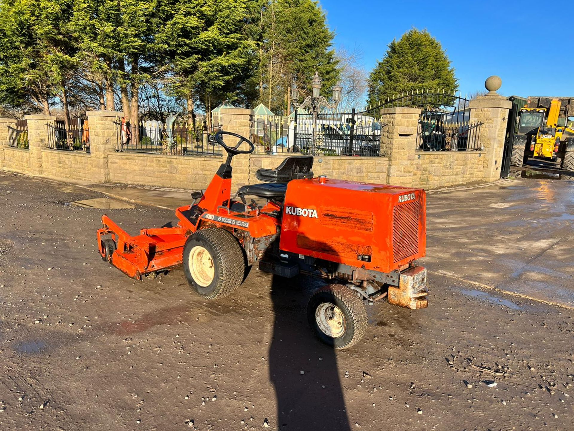 KUBOTA F2400 4WD RIDE ON MOWER, RUNS DRIVES AND CUTS, GOOD SOLID TRIPLE BLADE DECK *PLUS VAT* - Image 3 of 11