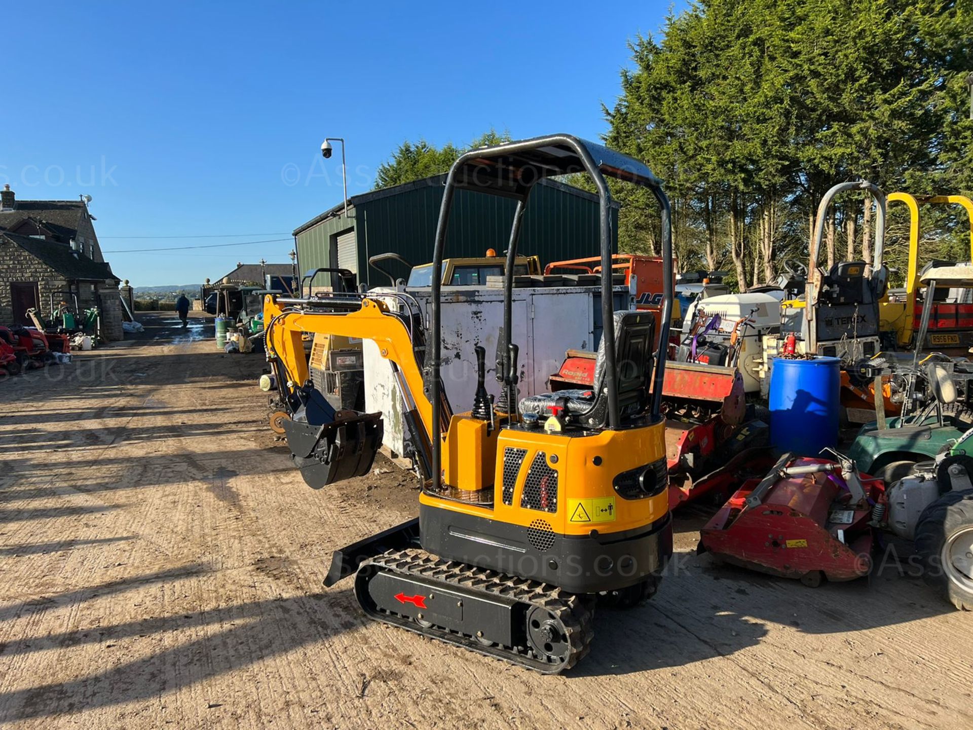 NEW AND UNUSED LM10 YELLOW AND BLACK 1 TON MINI DIGGER, RUNS DRIVES AND DIGS, 3 BUCKETS *PLUS VAT* - Image 5 of 15