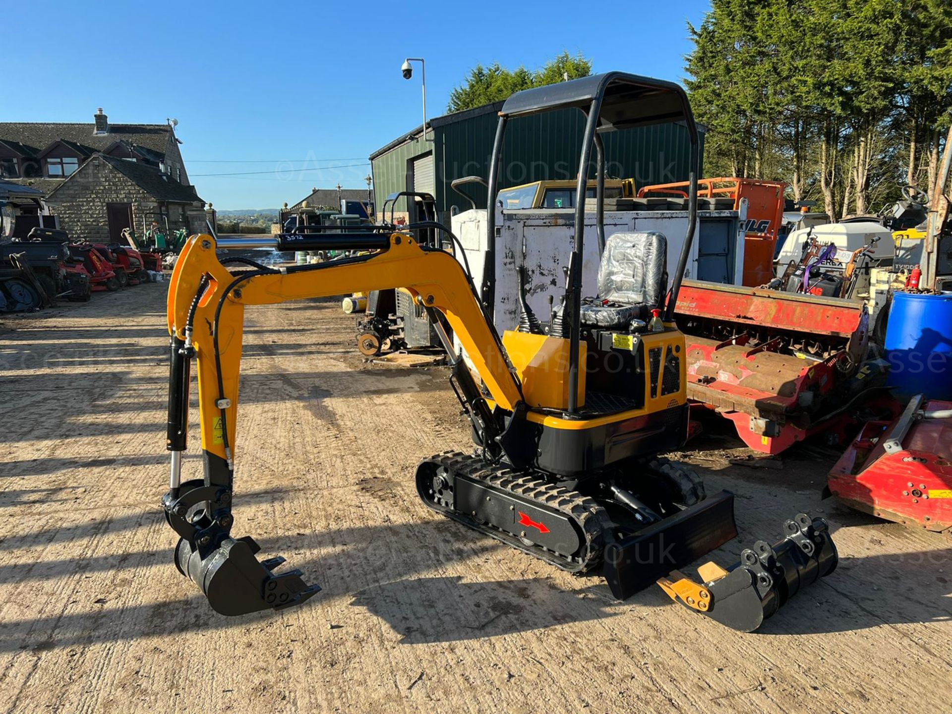 NEW AND UNUSED LM10 YELLOW AND BLACK 1 TON MINI DIGGER, RUNS DRIVES AND DIGS, 3 BUCKETS *PLUS VAT* - Image 7 of 15