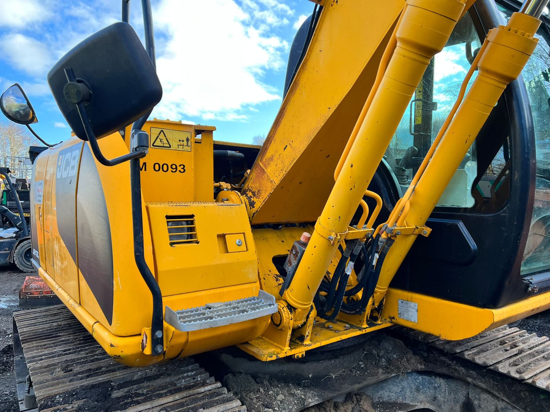 2007 JCB JS130LC 13 TON EXCAVATOR, RUNS DRIVES AND DIGS, SHOWING A LOW AND GENUINE 7787 HOURS - Image 6 of 14