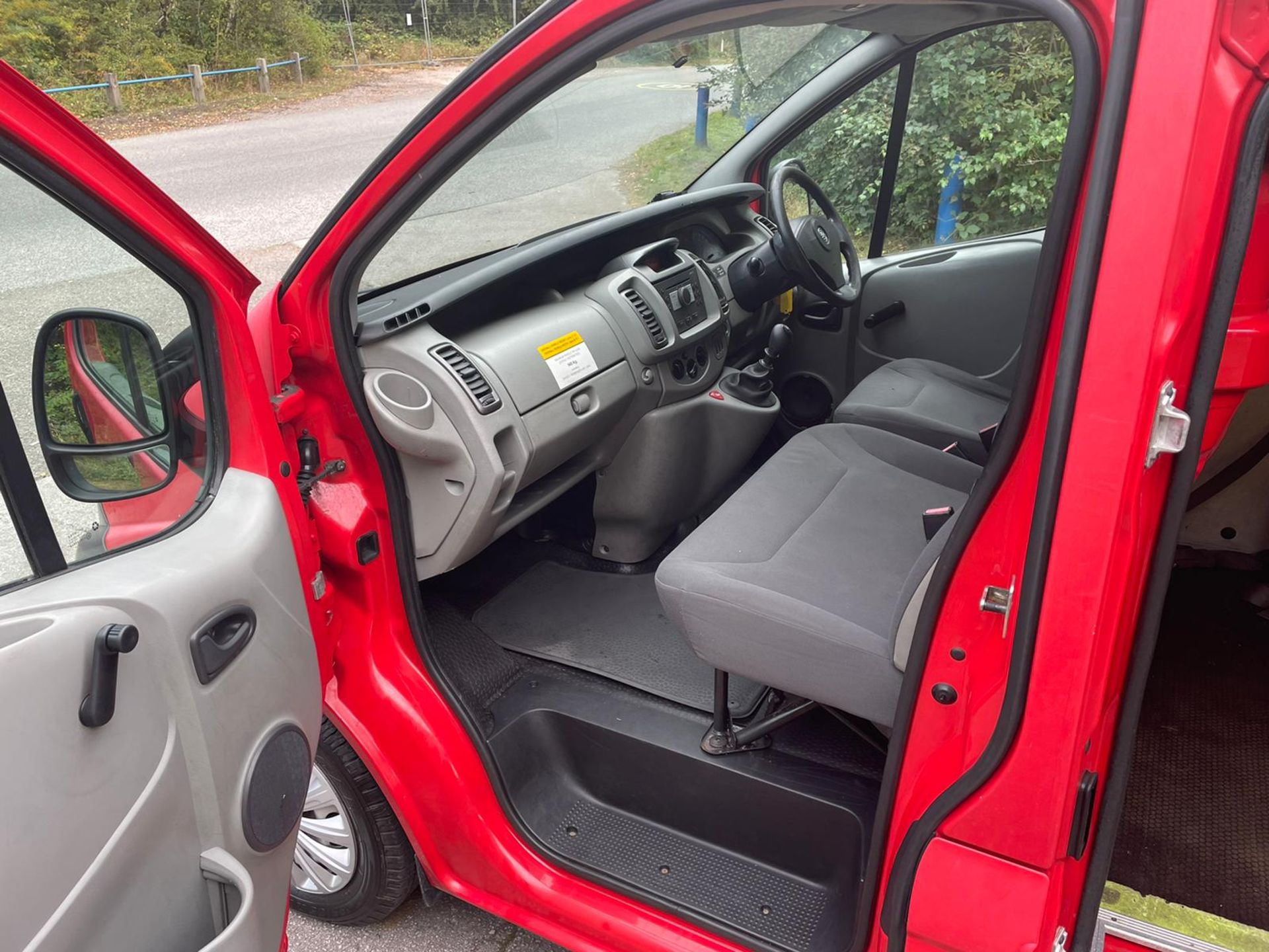 2009 VAUXHALL VIVARO 2700 CDTI SWB RED PANEL VAN, 2.0 DIESEL ENGINE, 125,530 MILES *NO VAT* - Image 11 of 19