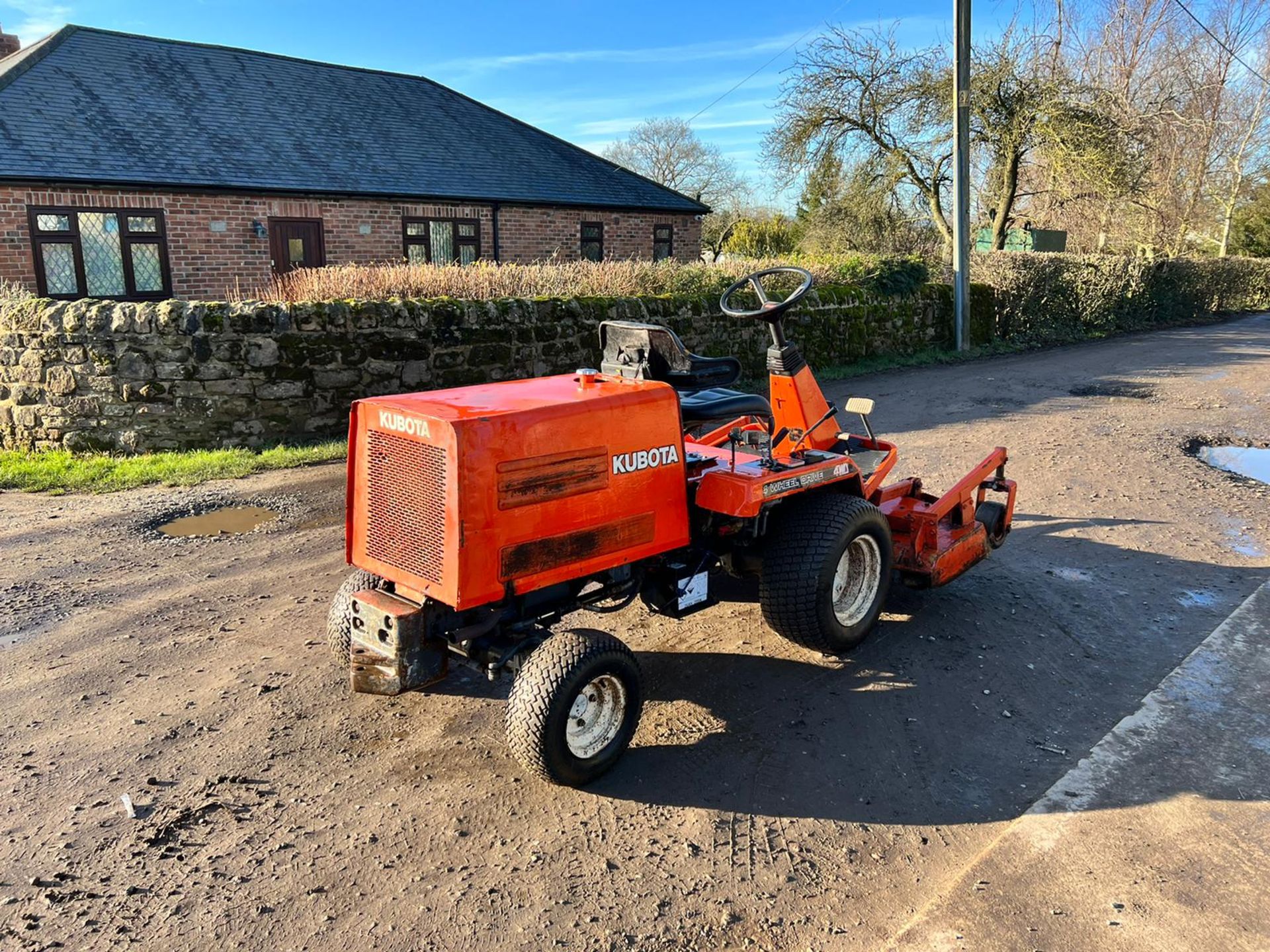 KUBOTA F2400 4WD RIDE ON MOWER, RUNS DRIVES AND CUTS, GOOD SOLID TRIPLE BLADE DECK *PLUS VAT* - Image 4 of 11