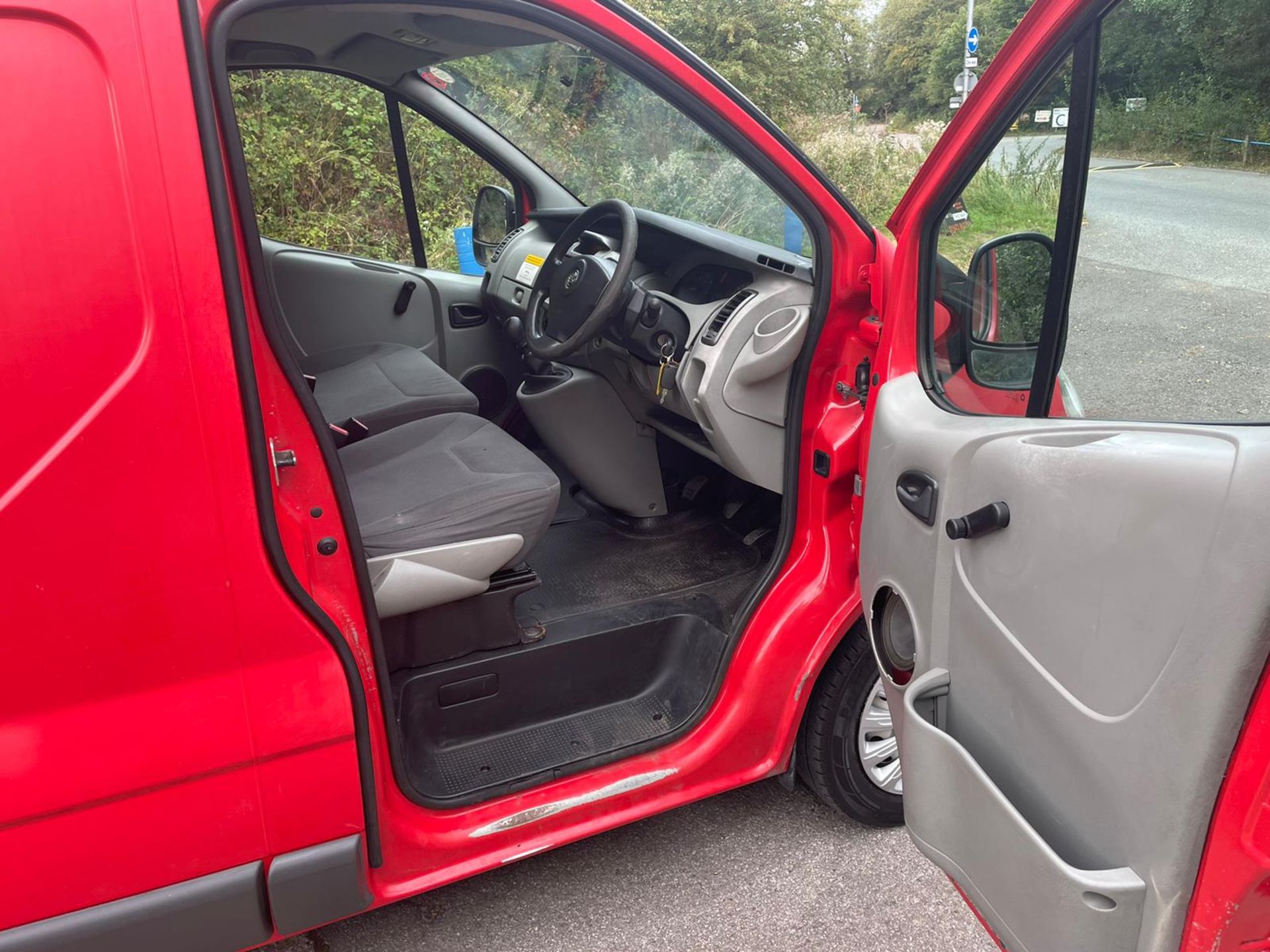 2009 VAUXHALL VIVARO 2700 CDTI SWB RED PANEL VAN, 2.0 DIESEL ENGINE, 125,530 MILES *NO VAT* - Image 10 of 19