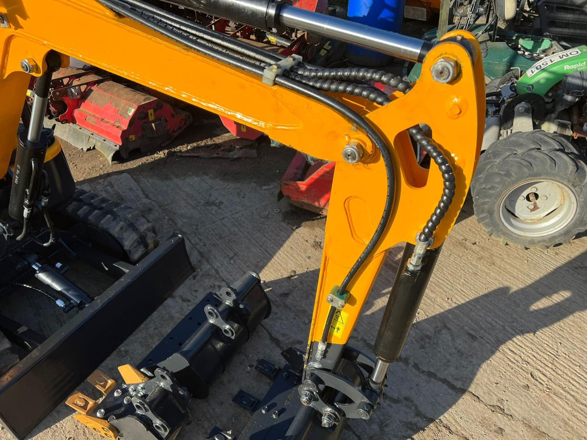 NEW AND UNUSED LM10 YELLOW AND BLACK 1 TON MINI DIGGER, RUNS DRIVES AND DIGS, 3 BUCKETS *PLUS VAT* - Image 13 of 14