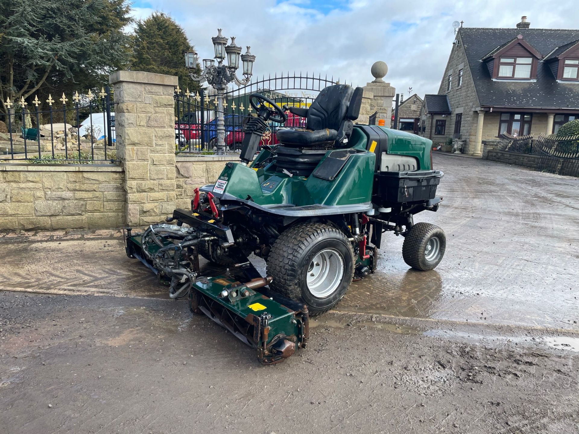 2006 HAYTER LT322 CYLINDER MOWER, RUNS DRIVES AND CUTS, SHOWING A LOW AND GENUINE 3348 HOURS - Image 3 of 13