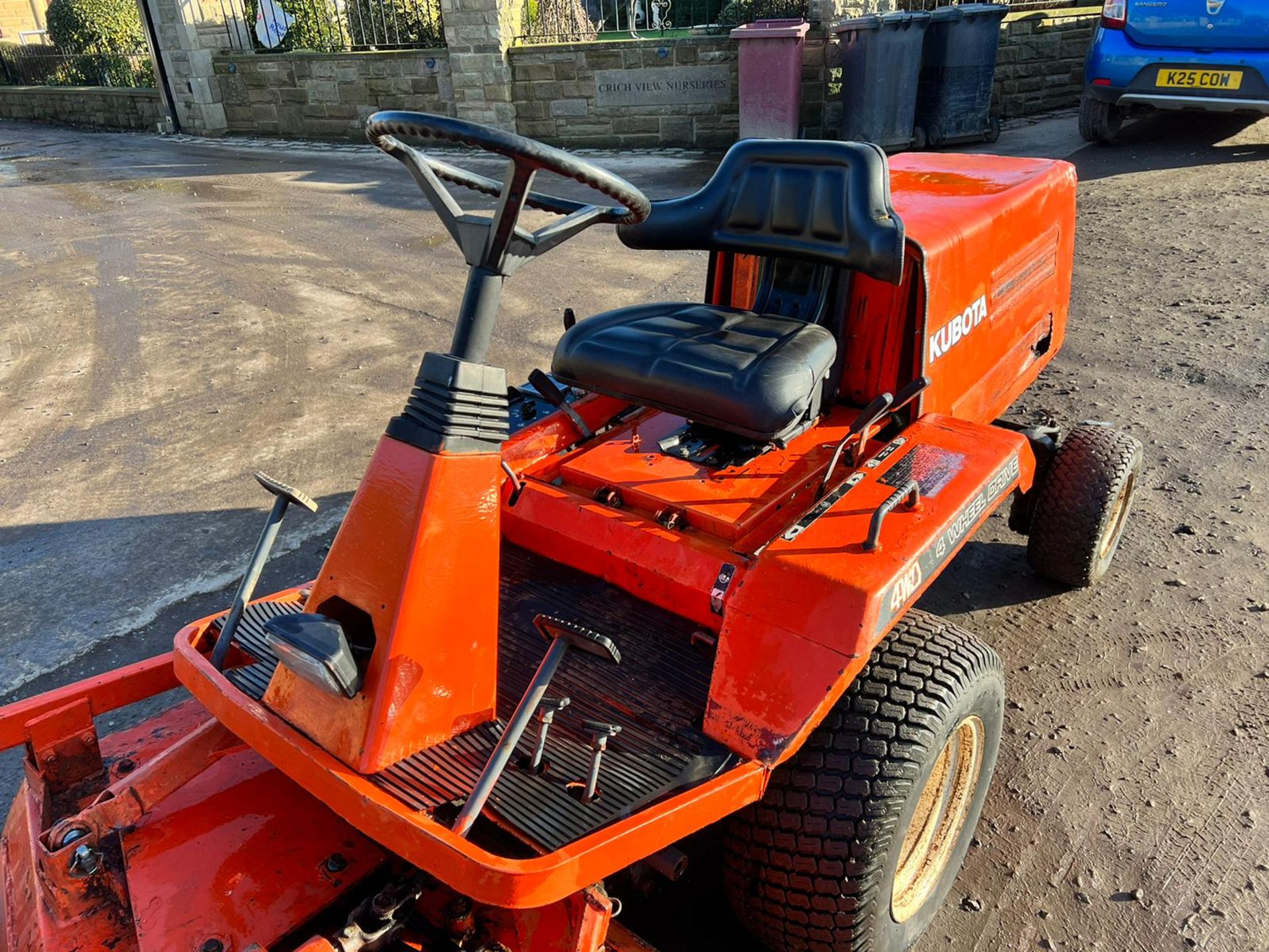 KUBOTA F2400 4WD RIDE ON MOWER, RUNS DRIVES AND CUTS, GOOD SOLID TRIPLE BLADE DECK *PLUS VAT* - Image 5 of 11