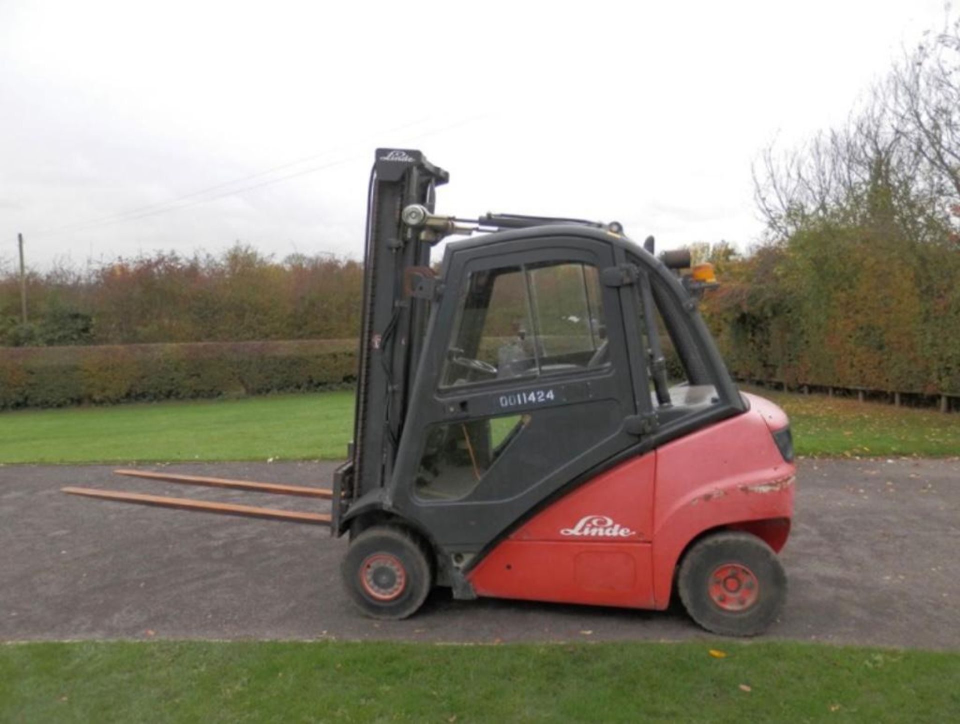 LINDE H20D 2 TON DIESEL FORKLIFT, RUNS DRIVES AND LIFTS, FULLY CABBED, NICE TIDY CAB *PLUS VAT* - Image 2 of 6