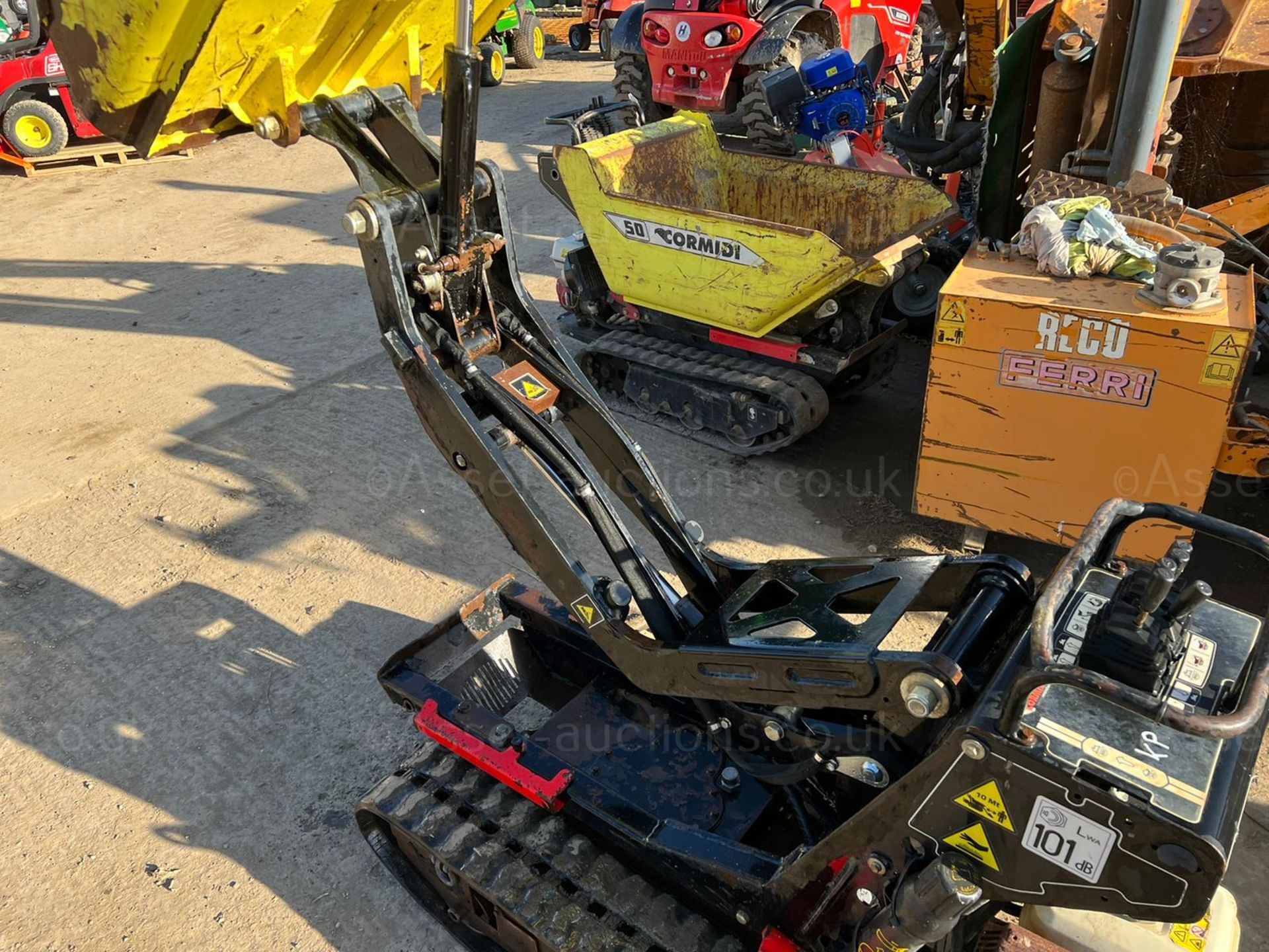 NEW AND UNUSED LM10 YELLOW AND BLACK 1 TON MINI DIGGER, RUNS DRIVES AND DIGS, 3 BUCKETS *PLUS VAT* - Image 12 of 15