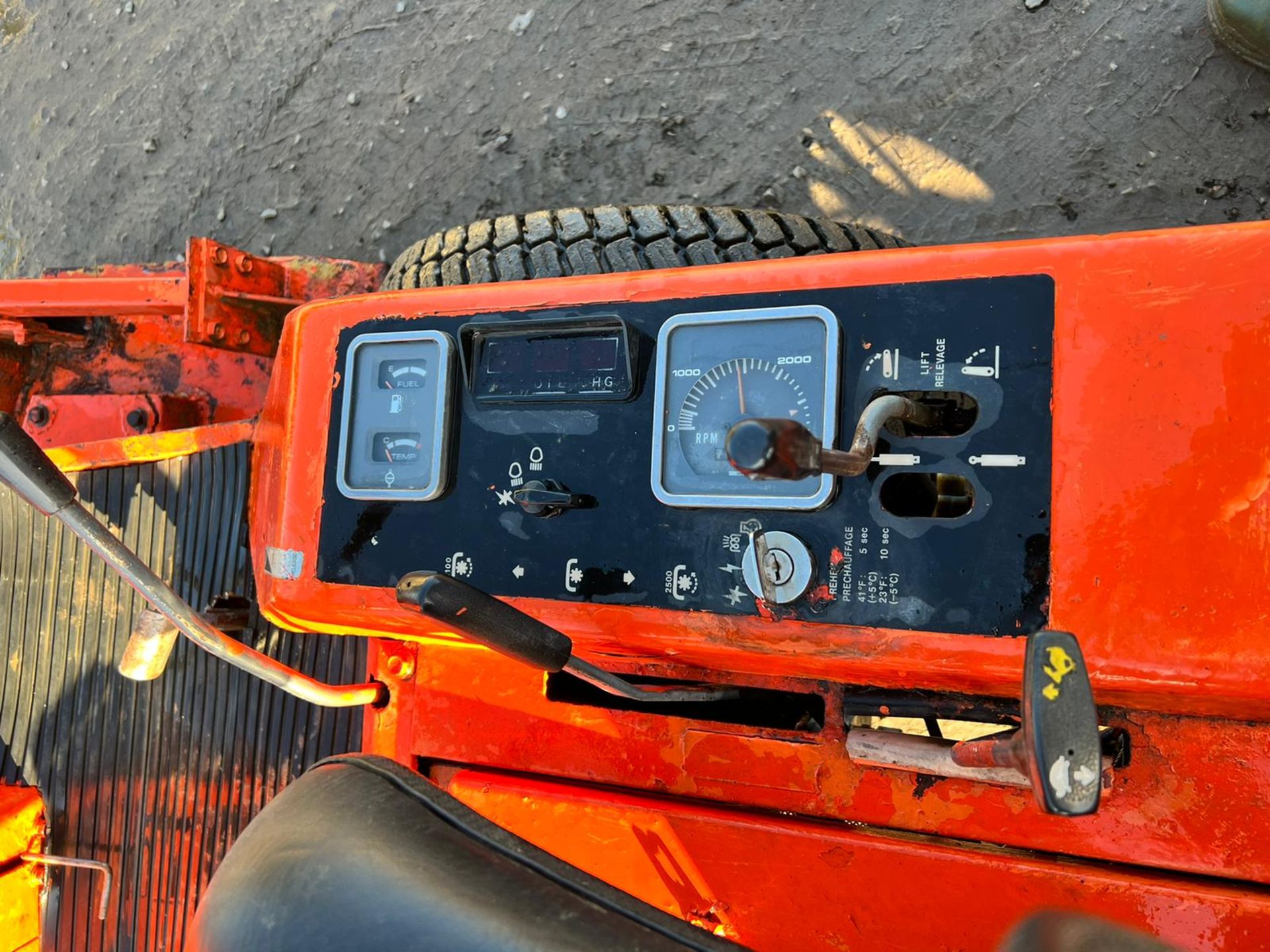 KUBOTA F2400 4WD RIDE ON MOWER, RUNS DRIVES AND CUTS, GOOD SOLID TRIPLE BLADE DECK *PLUS VAT* - Image 11 of 11