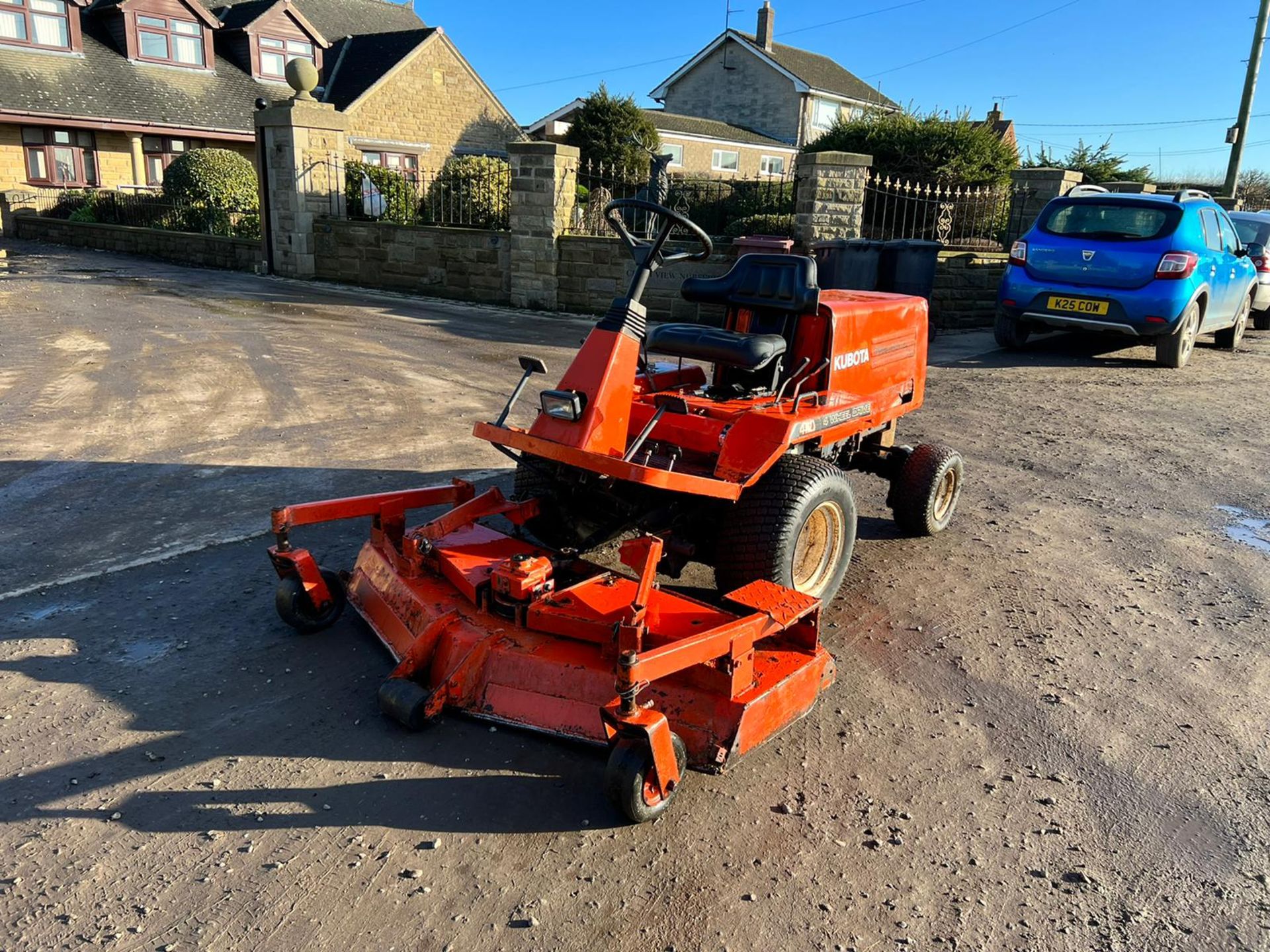 KUBOTA F2400 4WD RIDE ON MOWER, RUNS DRIVES AND CUTS, GOOD SOLID TRIPLE BLADE DECK *PLUS VAT* - Image 2 of 11