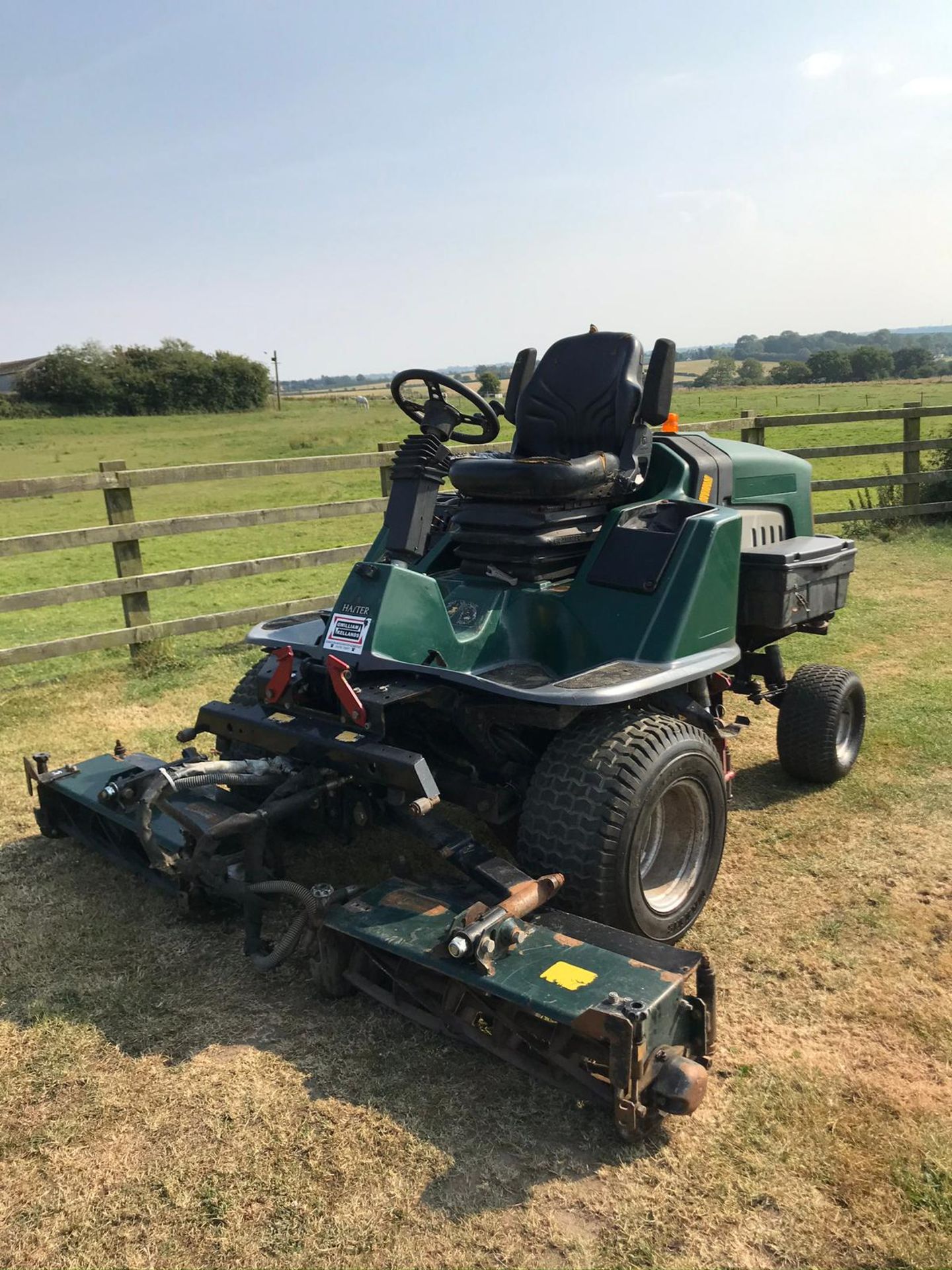 2006 HAYTER LT322 CYLINDER MOWER, RUNS DRIVES AND CUTS, SHOWING A LOW AND GENUINE 3348 HOURS - Image 9 of 13