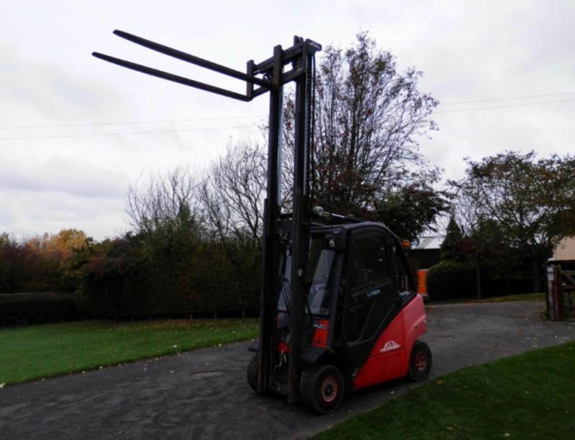 LINDE H20D 2 TON DIESEL FORKLIFT, RUNS DRIVES AND LIFTS, FULLY CABBED, NICE TIDY CAB *PLUS VAT* - Image 4 of 6