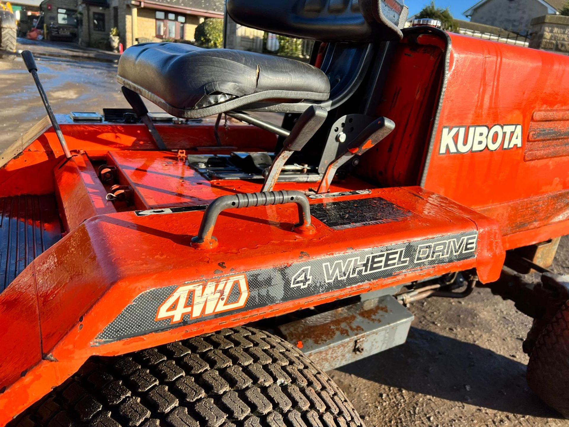 KUBOTA F2400 4WD RIDE ON MOWER, RUNS DRIVES AND CUTS, GOOD SOLID TRIPLE BLADE DECK *PLUS VAT* - Image 10 of 11