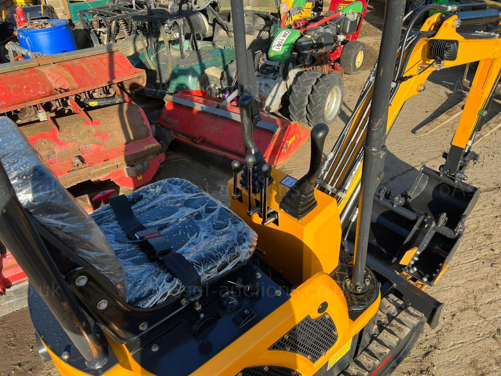 NEW AND UNUSED LM10 YELLOW AND BLACK 1 TON MINI DIGGER, RUNS DRIVES AND DIGS, 3 BUCKETS *PLUS VAT* - Image 14 of 15