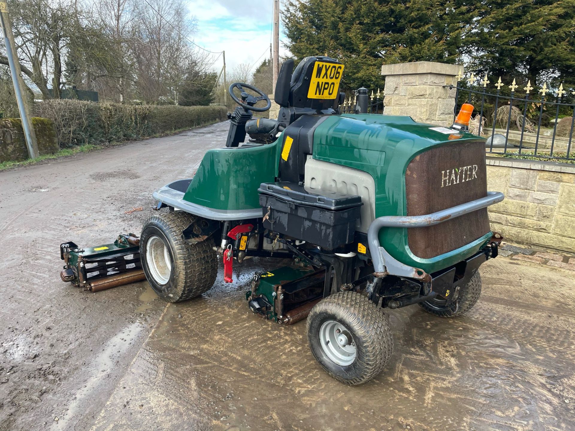 2006 HAYTER LT322 CYLINDER MOWER, RUNS DRIVES AND CUTS, SHOWING A LOW AND GENUINE 3348 HOURS - Image 5 of 13
