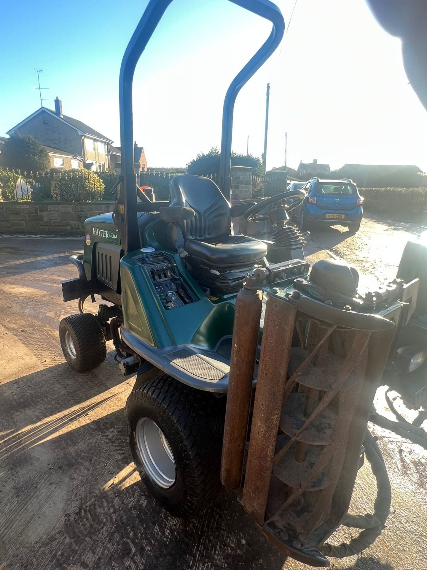 2009/09 REG HAYTER LT 324 RIDE ON CYLINDER MOWER, 4 WHEEL DRIVE, HYDRO-STATIC DRIVE *PLUS VAT* - Image 6 of 8