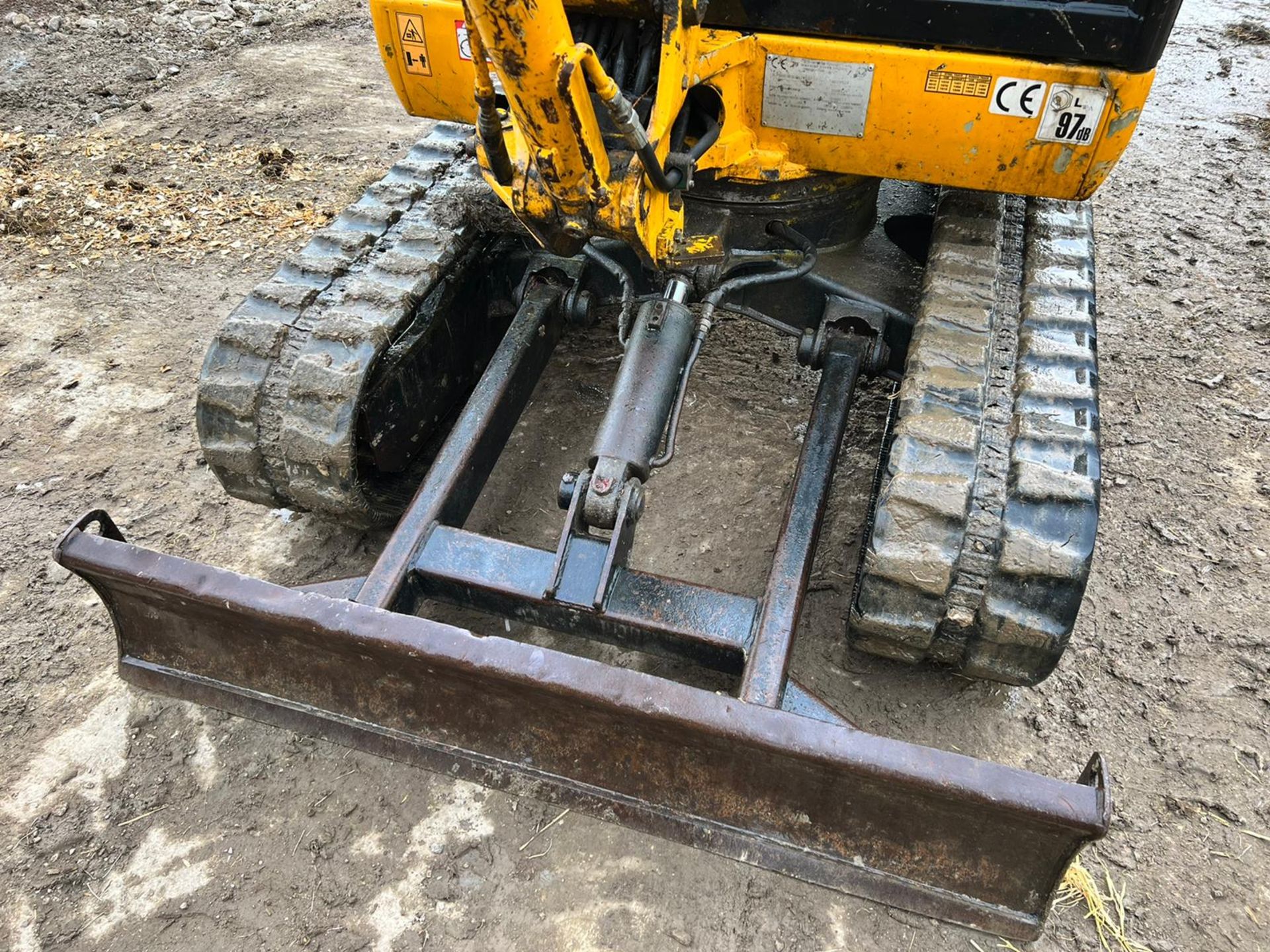 2003 JCB 803 PLUS 3 TON MINI DIGGER, RUNS DRIVES AND DIGS, FULLY CABBED, GOOD SET OF TRACKS - Image 9 of 15