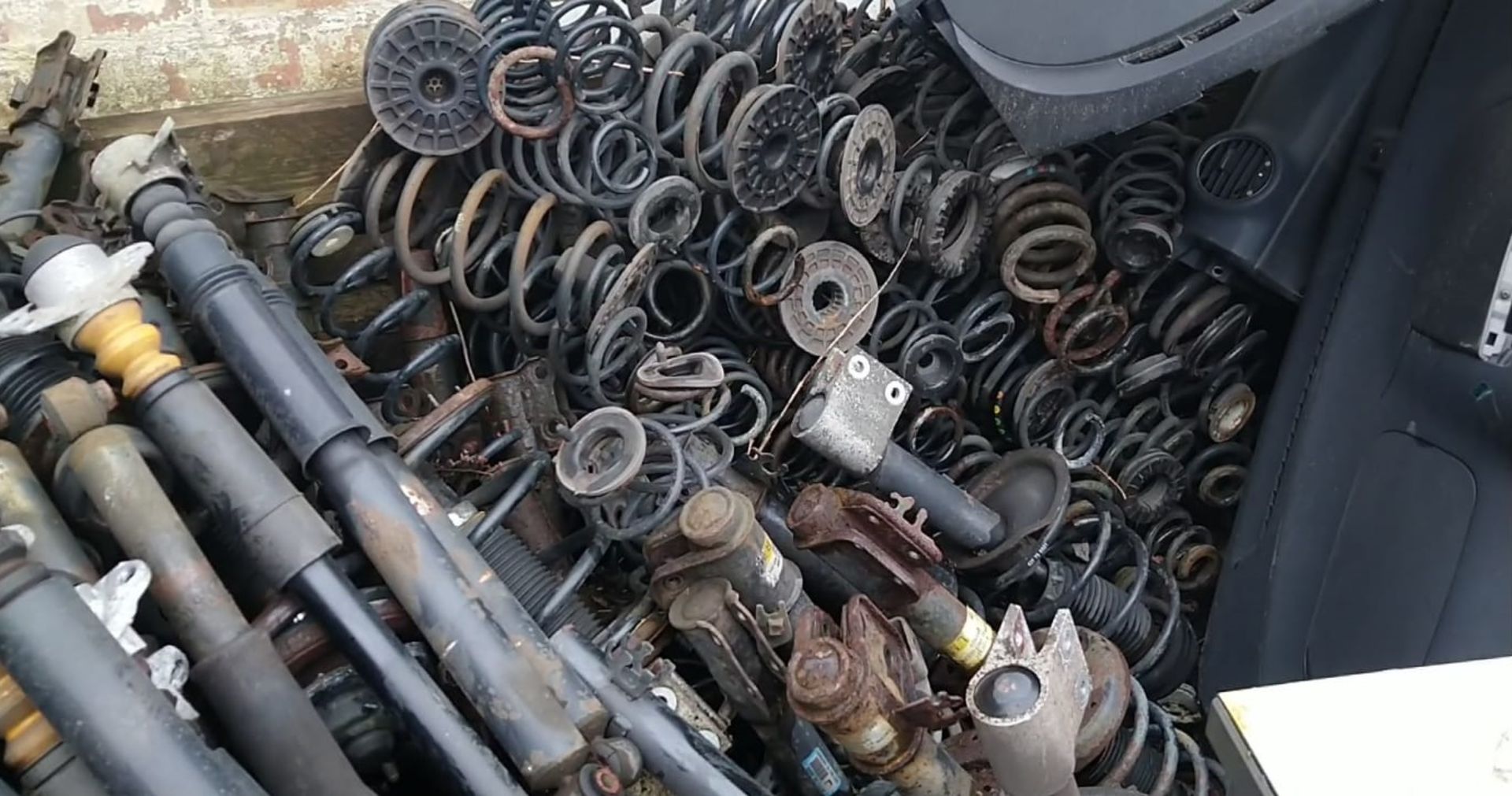 MASSIVE BULK LOT OF 45 ENGINES, 45 GEARBOXES, 300 WHEELS/TYRES, AND MANY MORE CAR PARTS *NO VAT* - Image 23 of 29