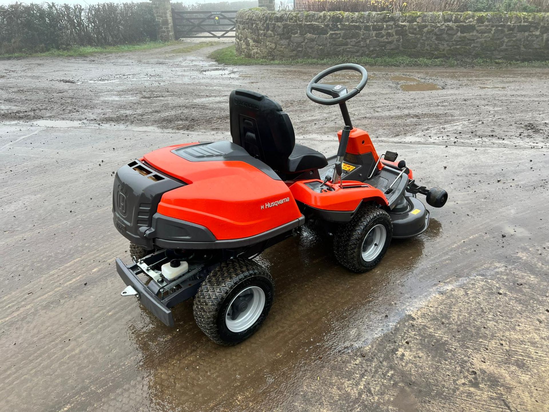 2017 HUSQVARNA R214TC RIDE ON MOWER, RUNS DRIVES AND CUTS, GOOD SEAT, HYDROSTATIC DRIVE *NO VAT* - Image 5 of 8