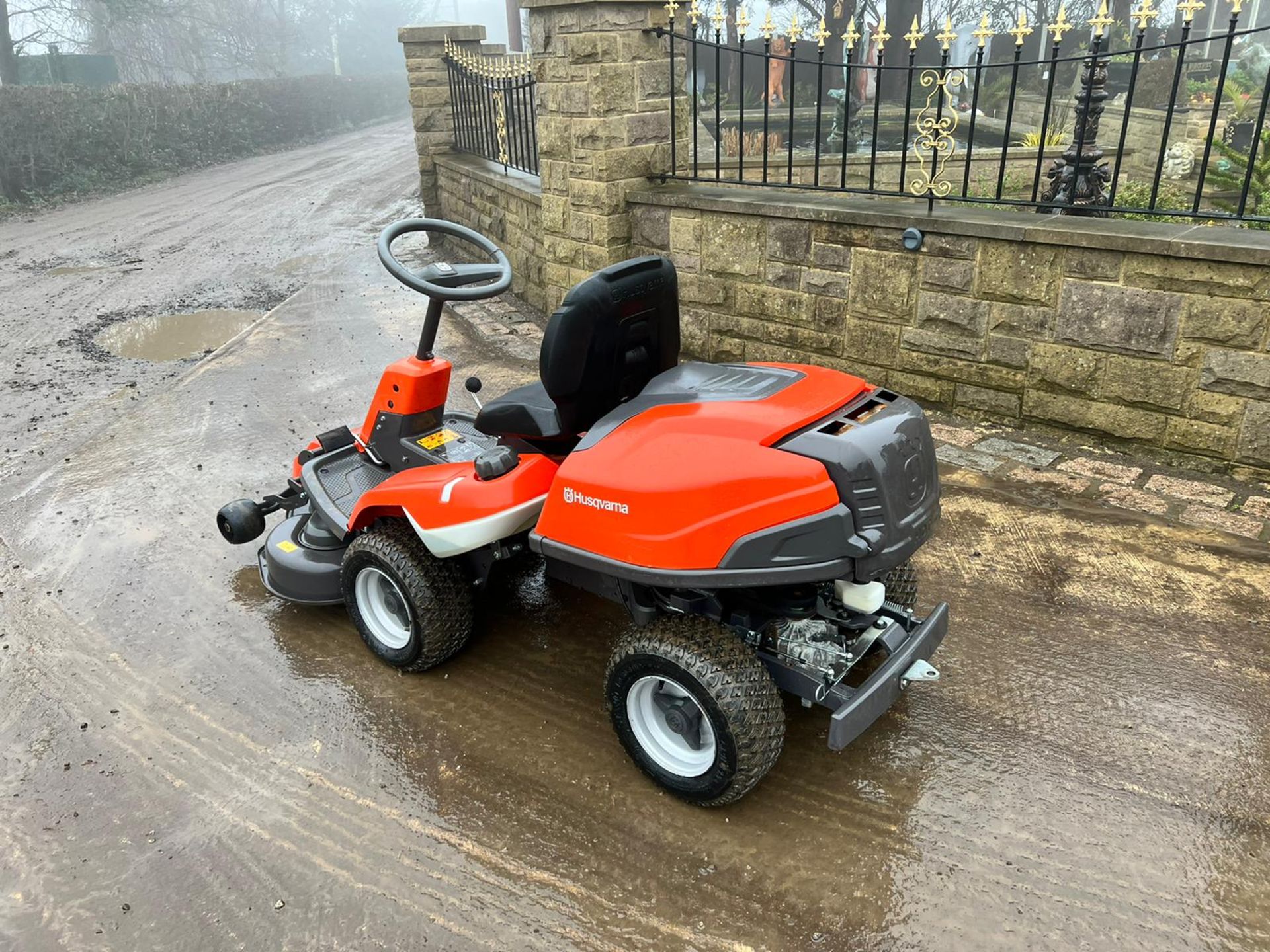 2017 HUSQVARNA R214TC RIDE ON MOWER, RUNS DRIVES AND CUTS, GOOD SEAT, HYDROSTATIC DRIVE *NO VAT* - Image 4 of 8