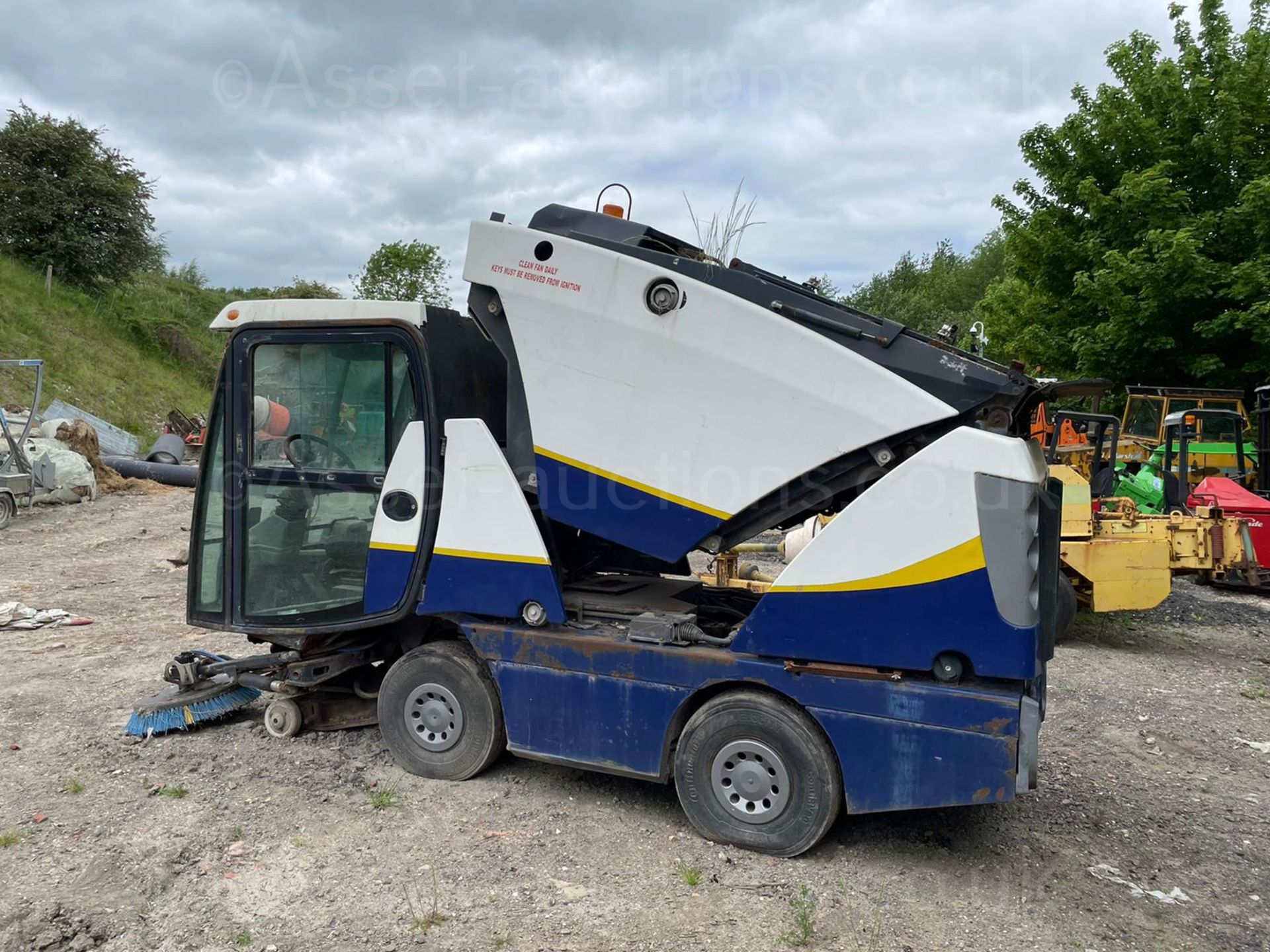 2008/58 JOHNSTON 142A 101T SWEEPER, LOADING IS NO ISSUE, 4 CYLINDER VM MOTOR ENGINE *PLUS VAT* - Image 4 of 12