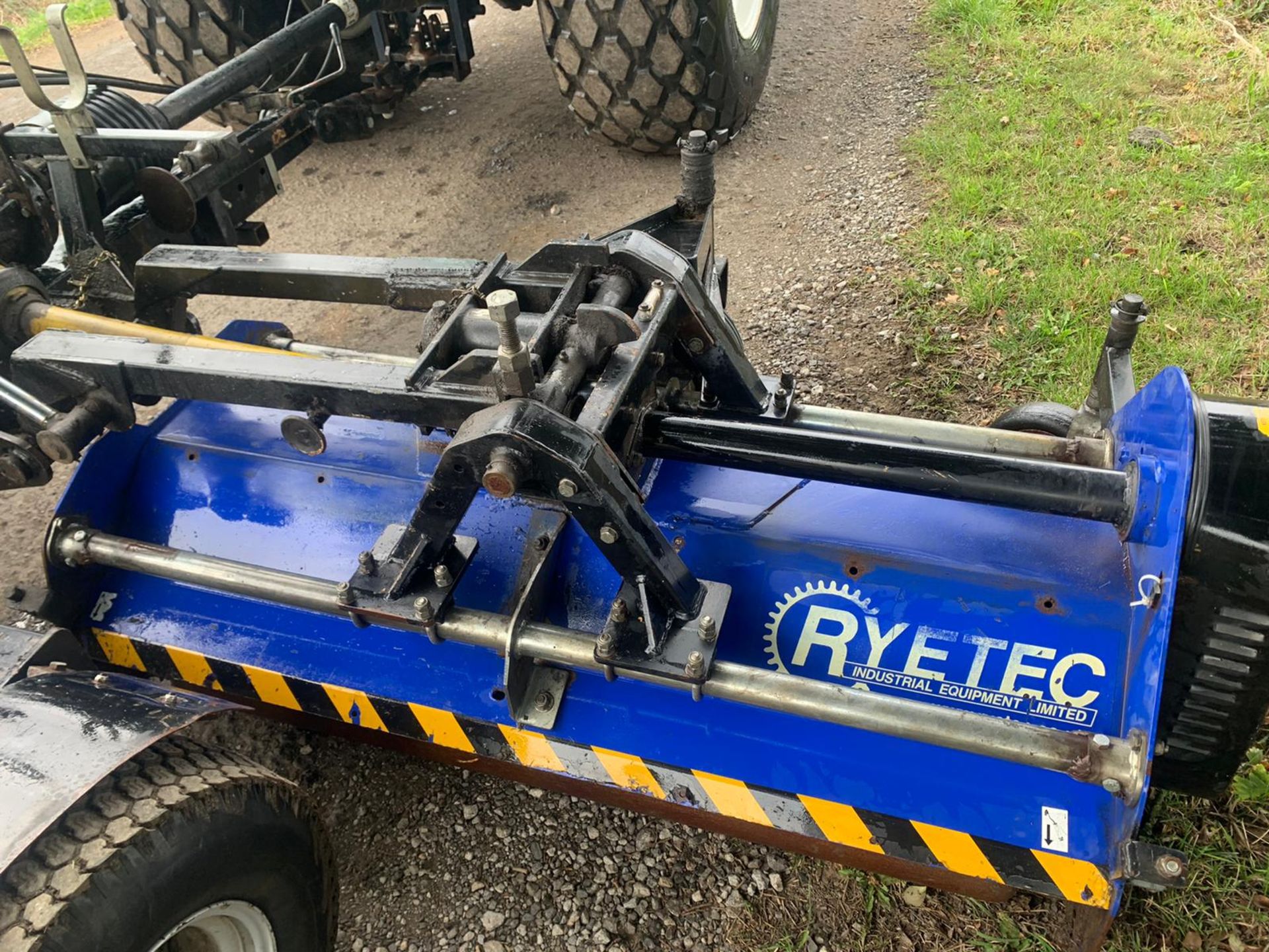 RYETEC TRIFLEX 4200 TOWBEHIND FLAIL 3 GANG MOWER, IN WORKING ORDER, PTO DRIVEN *PLUS VAT* - Image 10 of 15