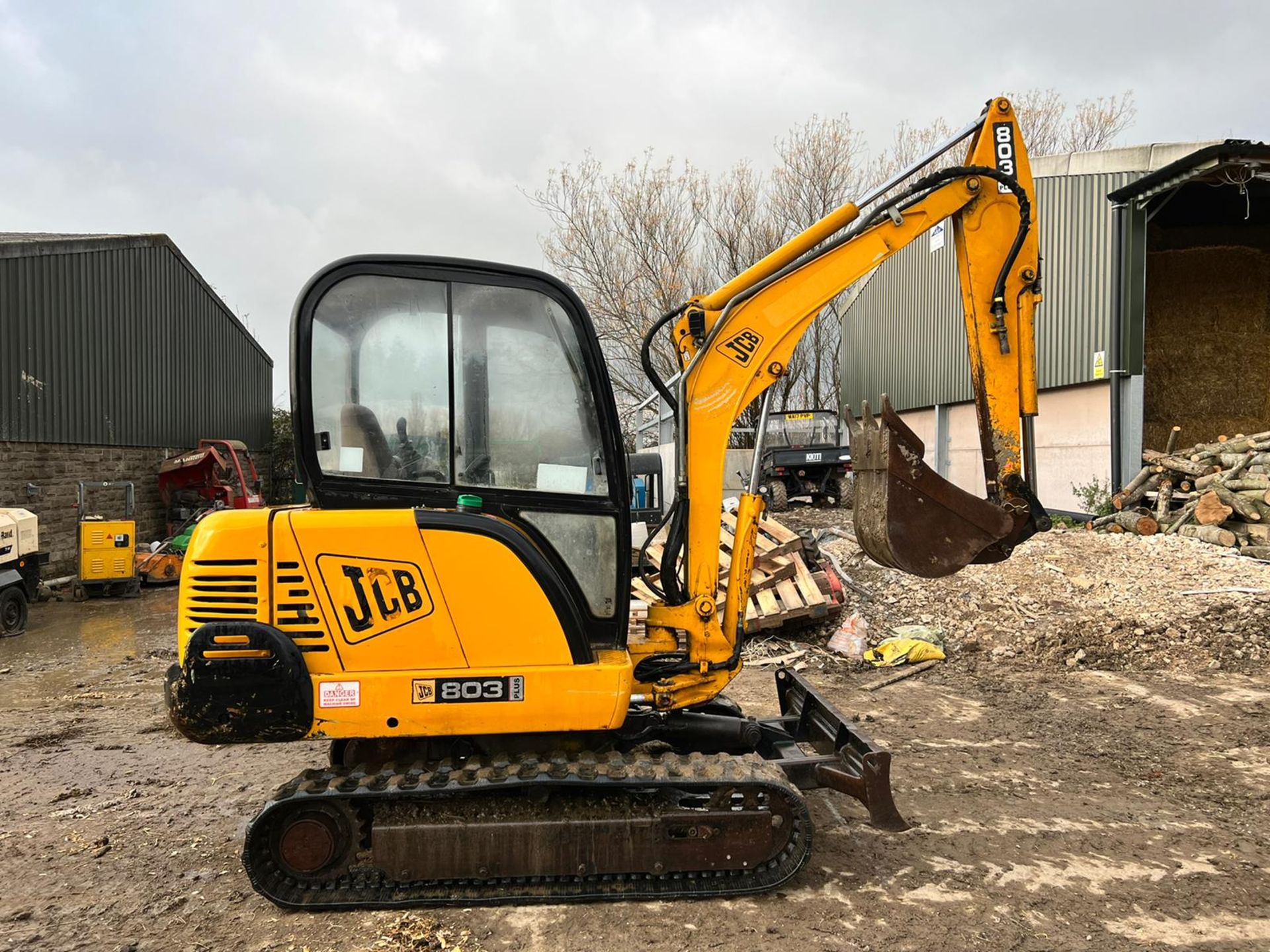 2003 JCB 803 PLUS 3 TON MINI DIGGER, RUNS DRIVES AND DIGS, FULLY CABBED, GOOD SET OF TRACKS - Image 7 of 15