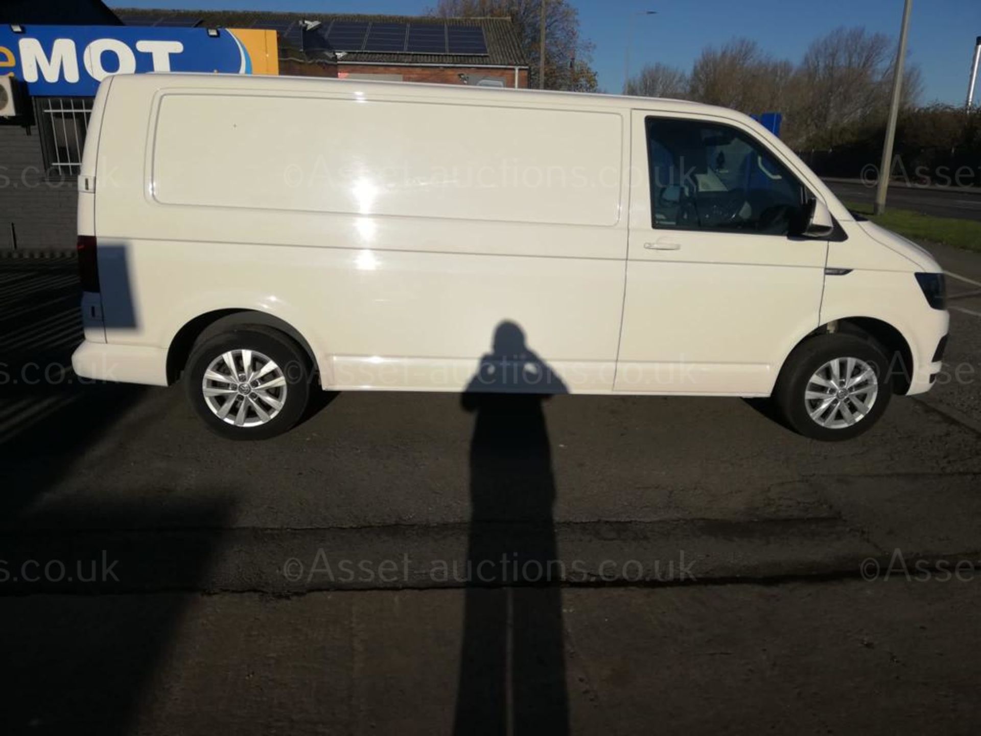 2017 VOLKSWAGEN TRANSPORTER T30 H-LN TDI WHITE PANEL VAN, 2.0 DIESEL, 128K MILES *PLUS VAT* - Image 8 of 12