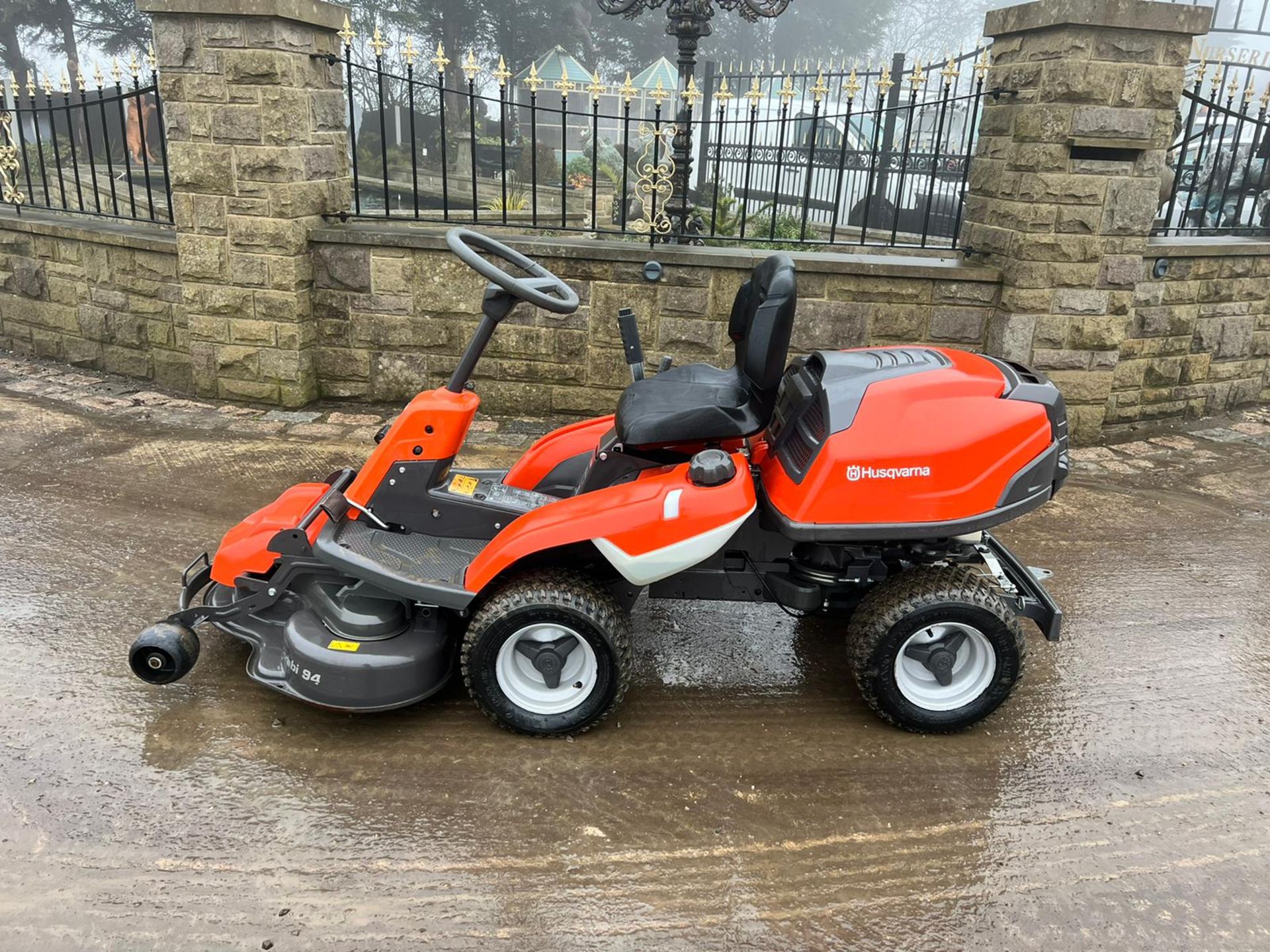 2017 HUSQVARNA R214TC RIDE ON MOWER, RUNS DRIVES AND CUTS, GOOD SEAT, HYDROSTATIC DRIVE *NO VAT* - Image 3 of 8