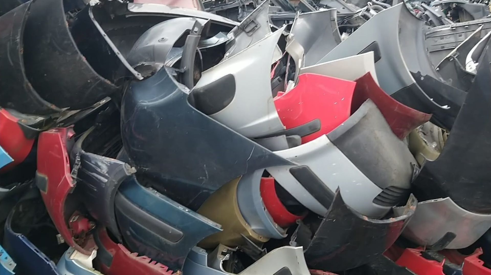 MASSIVE BULK LOT OF 45 ENGINES, 45 GEARBOXES, 300 WHEELS/TYRES, AND MANY MORE CAR PARTS *NO VAT* - Image 21 of 29