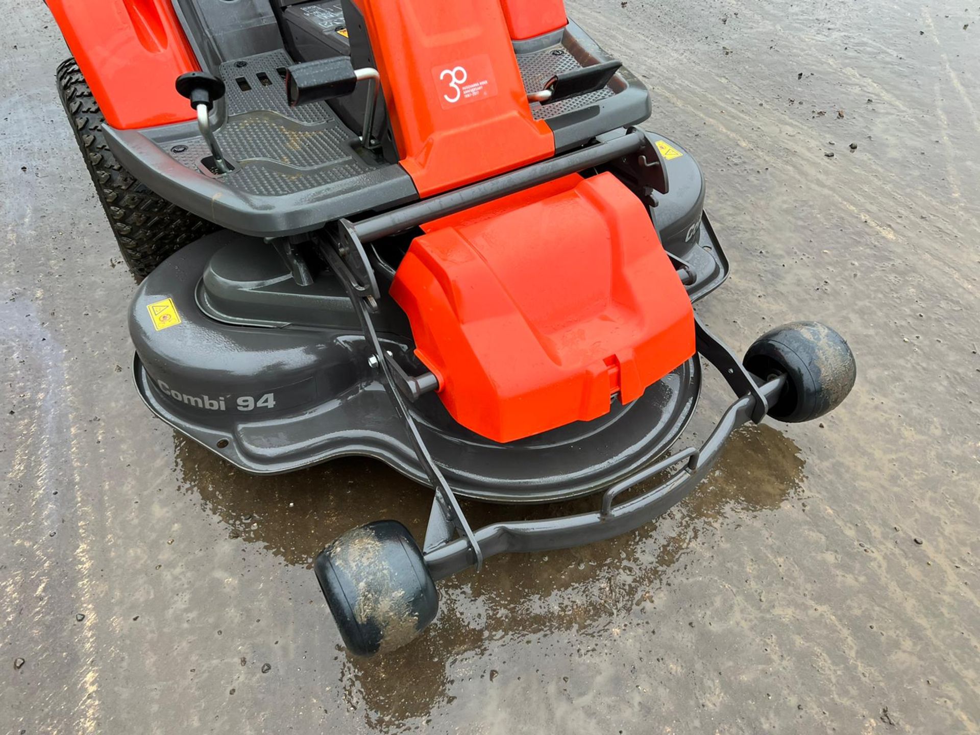 2017 HUSQVARNA R214TC RIDE ON MOWER, RUNS DRIVES AND CUTS, GOOD SEAT, HYDROSTATIC DRIVE *NO VAT* - Image 7 of 8