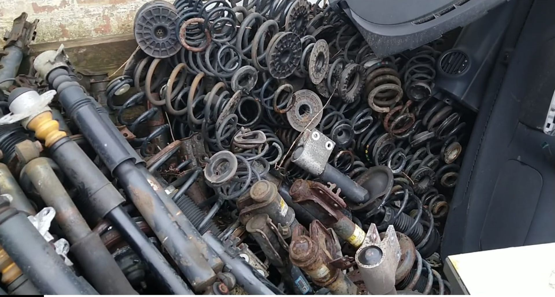 MASSIVE BULK LOT OF 45 ENGINES, 45 GEARBOXES, 300 WHEELS/TYRES, AND MANY MORE CAR PARTS *NO VAT* - Image 28 of 29