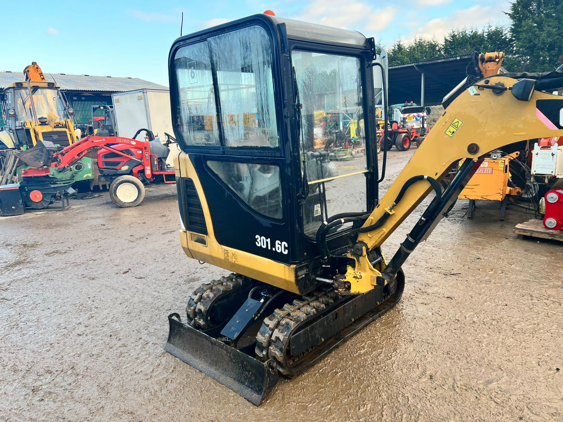 2007 CATERPILLAR 301.C 1.6 TON MINI DIGGER, RUNS DRIVES AND DIGS, 3 CYLINDER DIESEL ENGINE *PLUS VAT - Image 9 of 25