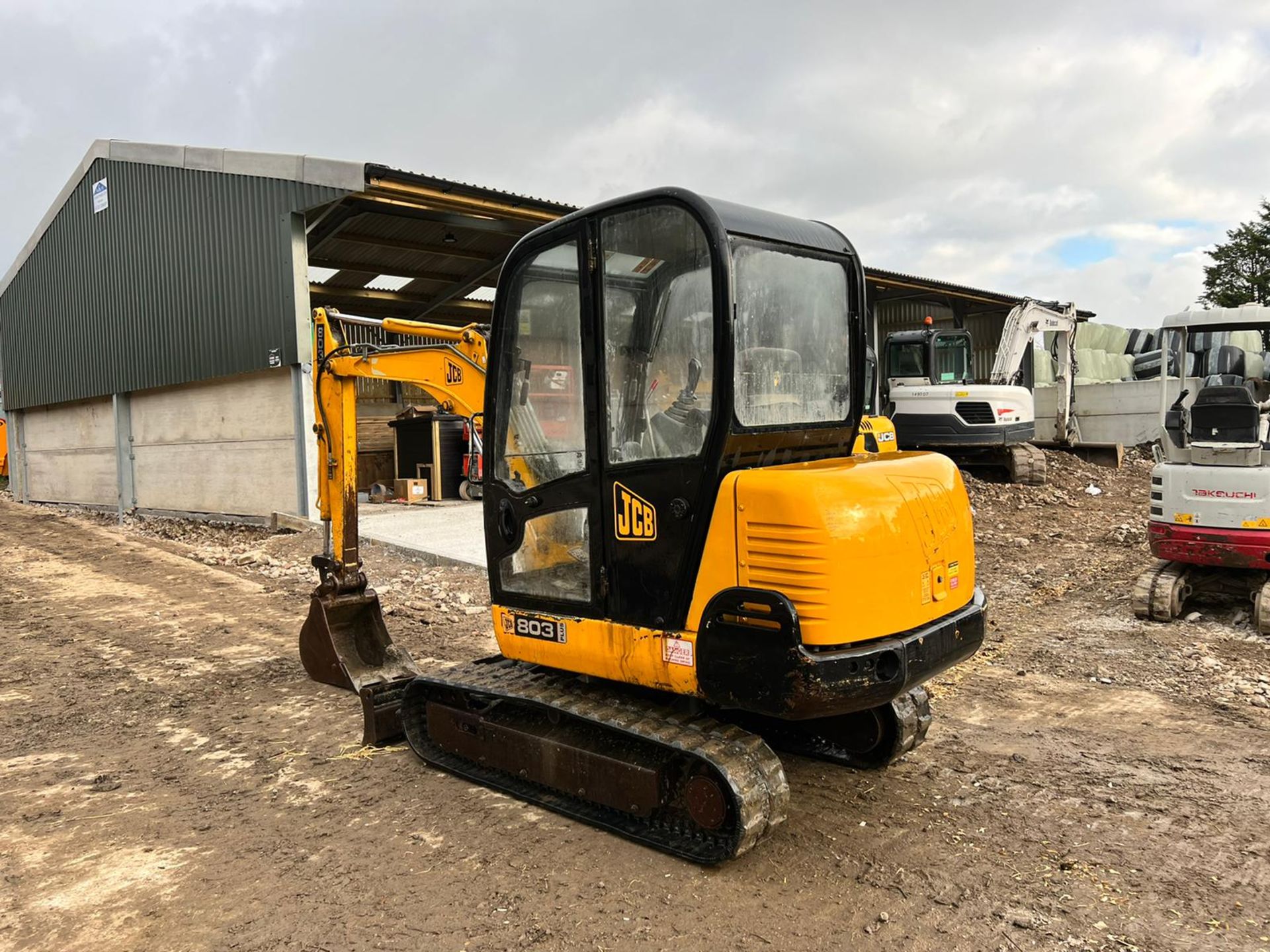 2003 JCB 803 PLUS 3 TON MINI DIGGER, RUNS DRIVES AND DIGS, FULLY CABBED, GOOD SET OF TRACKS - Image 4 of 15