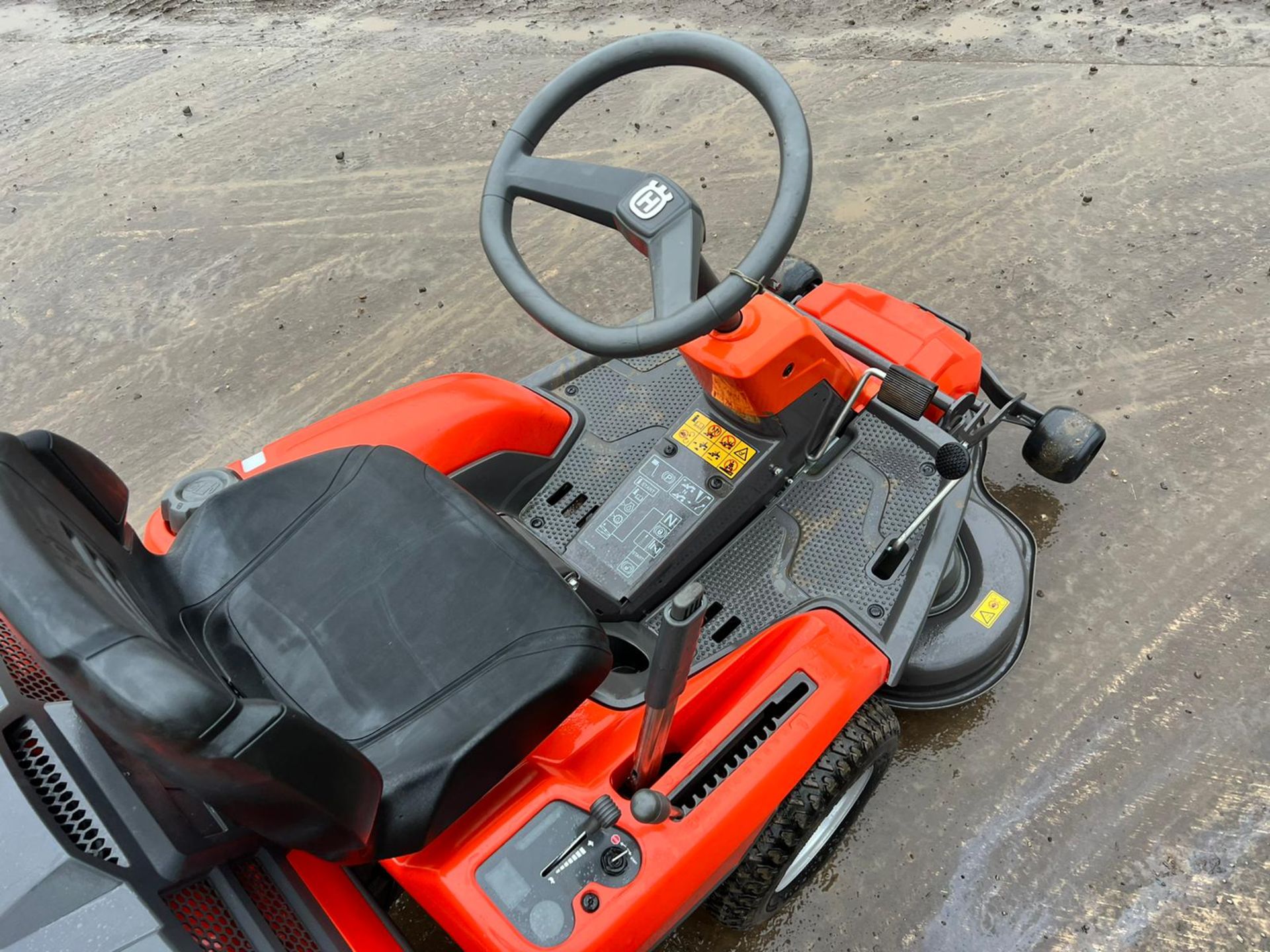 2017 HUSQVARNA R214TC RIDE ON MOWER, RUNS DRIVES AND CUTS, GOOD SEAT, HYDROSTATIC DRIVE *NO VAT* - Image 8 of 8