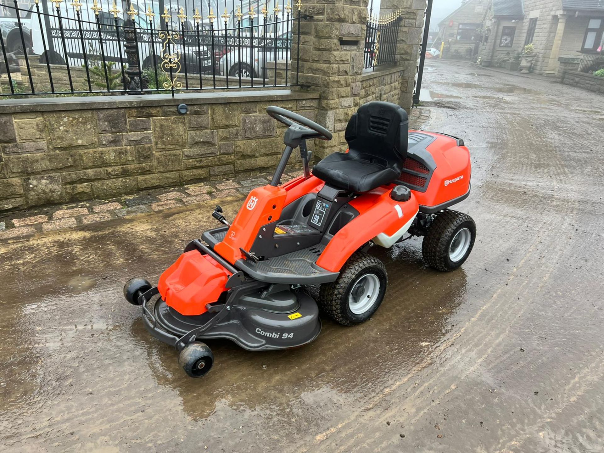 2017 HUSQVARNA R214TC RIDE ON MOWER, RUNS DRIVES AND CUTS, GOOD SEAT, HYDROSTATIC DRIVE *NO VAT* - Image 2 of 8