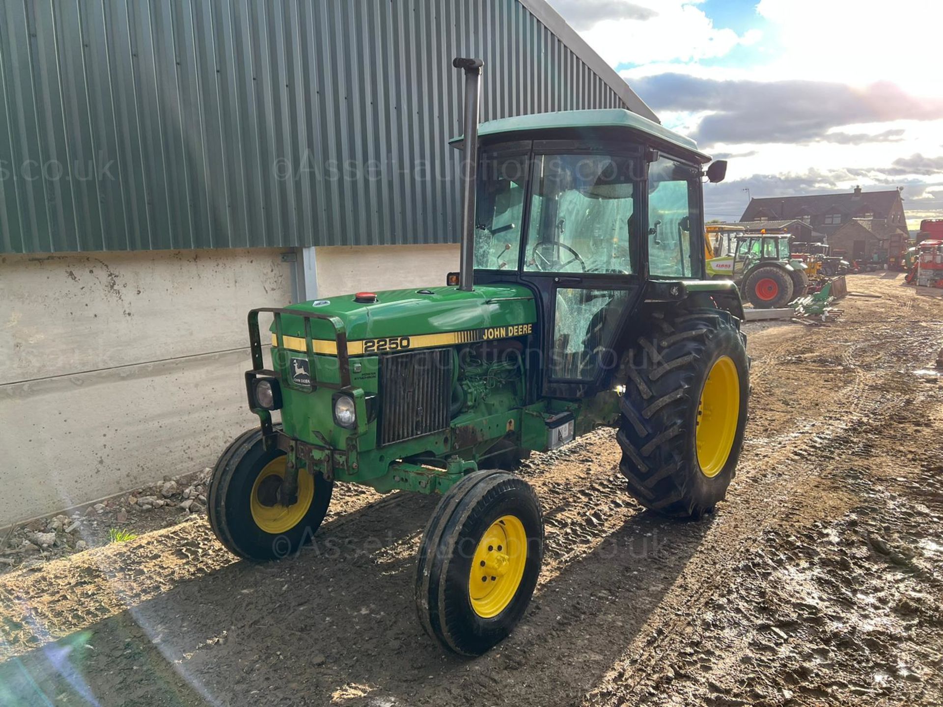JOHN DEERE 2250 62hp TRACTOR, RUNS AND DRIVES, CABBED, 2 SPOOLS *PLUS VAT* - Image 2 of 11